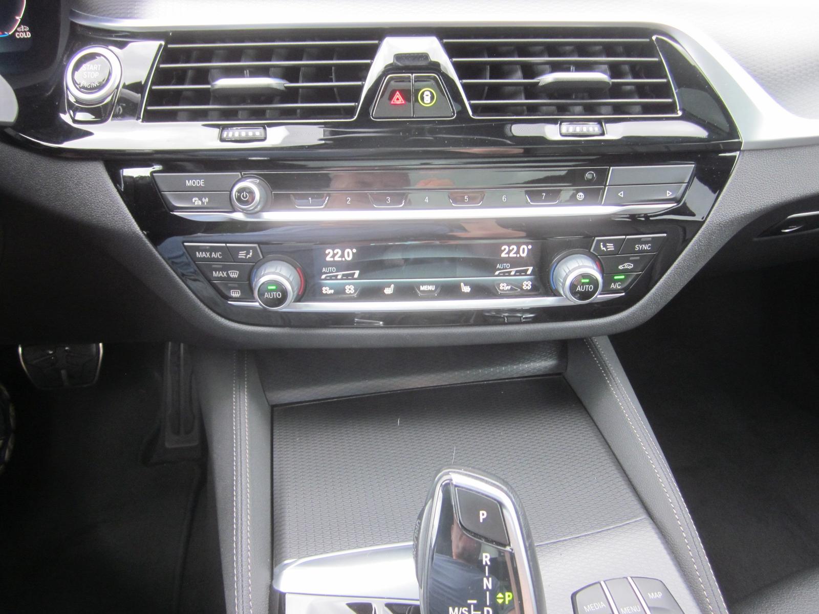 BMW 530i xDrive TOURING M SPORT HUD STANDHZG PANO  A