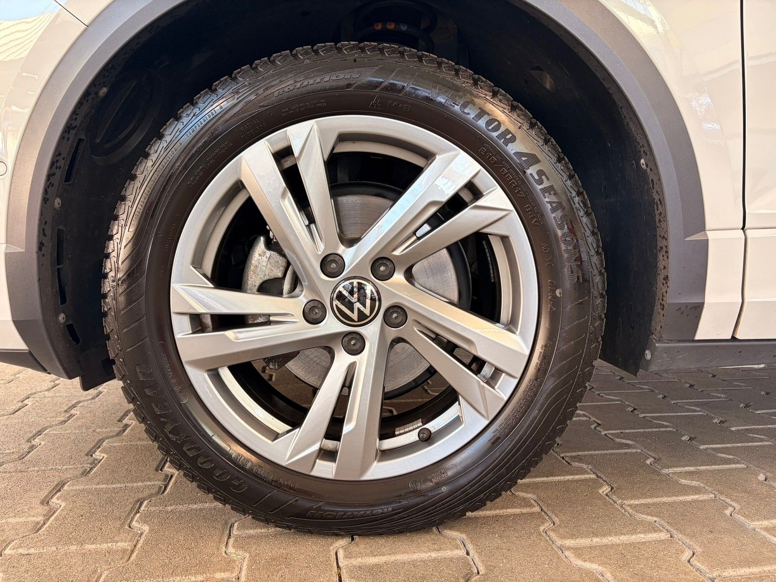 Fahrzeugabbildung Volkswagen T-Roc R-Line 1,5 TSI DSG +ACC +LED +AHK +ParkAss