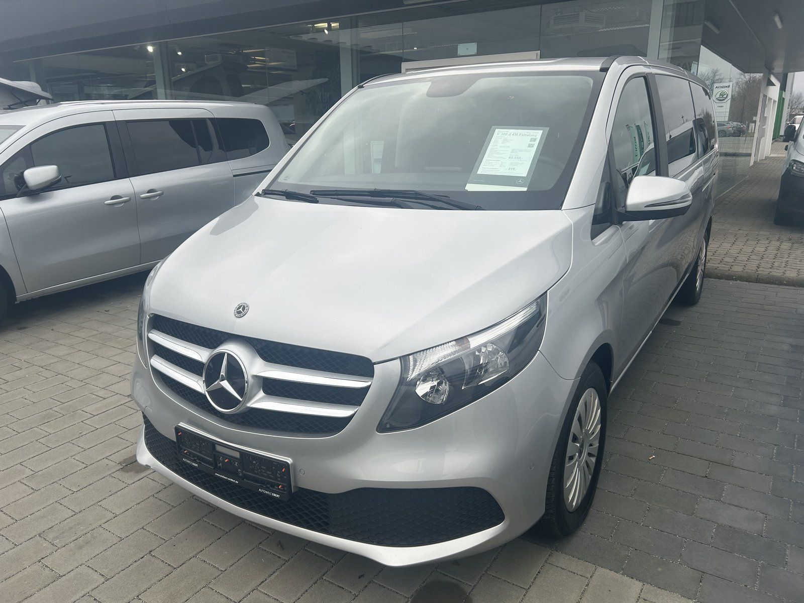 Fahrzeugabbildung Mercedes-Benz V 300 d 4M extralang AHK 8-Sitz AIRMATIC Kamera