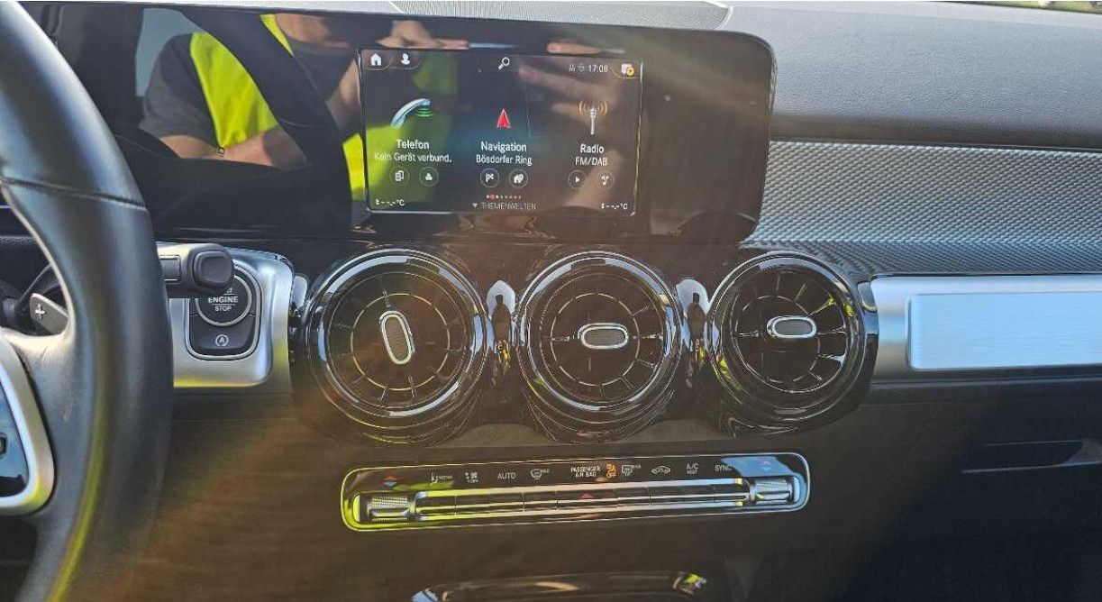 Fahrzeugabbildung Mercedes-Benz GLB 200d 4Mat 8G NAVI/SHZ/HIFI/DAB/PANO/RFK/8Fa