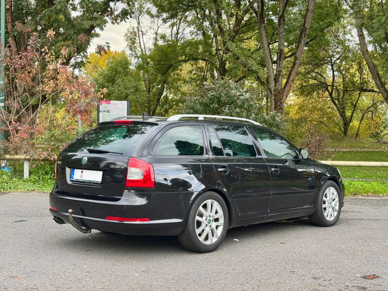Skoda Octavia 2013 — rear view