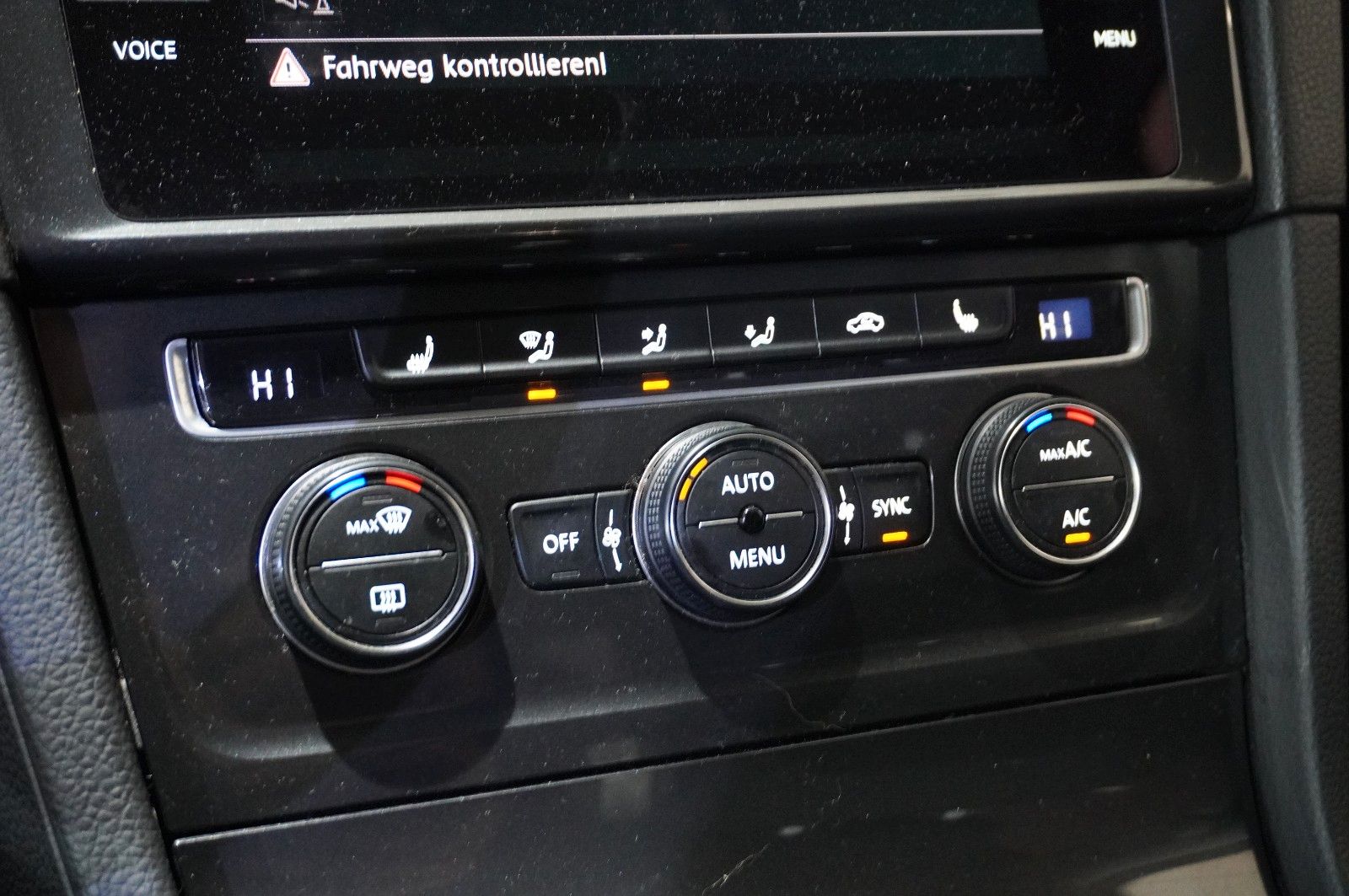 Fahrzeugabbildung Volkswagen Golf VII VARI. 1.6 TDI COMOFRT. DSG NAVI/LED/SHZ