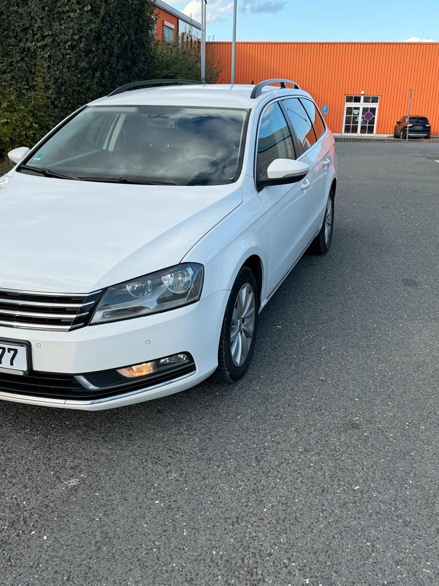 Volkswagen Passat 2011 — rear view