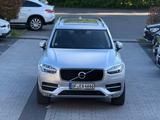 Volvo XC 90~AWD~VOLL-AUST~ACC~PANO~MEMORY~LEDER~KAMERA - silberne Volvo XC90