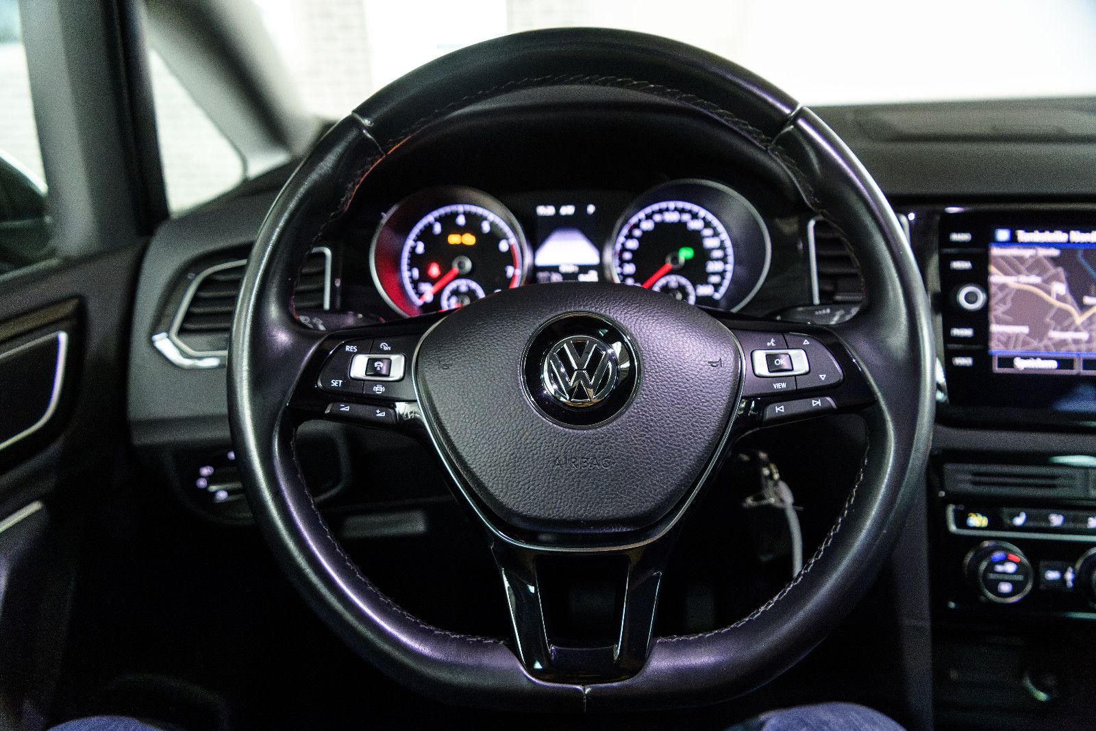 Fahrzeugabbildung Volkswagen Golf Sportsvan VII Highl+AHK+LED+GRA+SHZ+ALUFELG