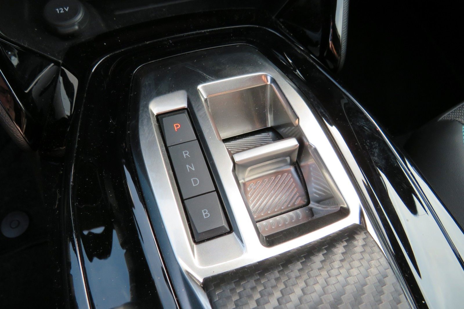 Fahrzeugabbildung Peugeot 2008 e- ALLURE NAVI GRA APP-CON SITZH. PDC 1.HD