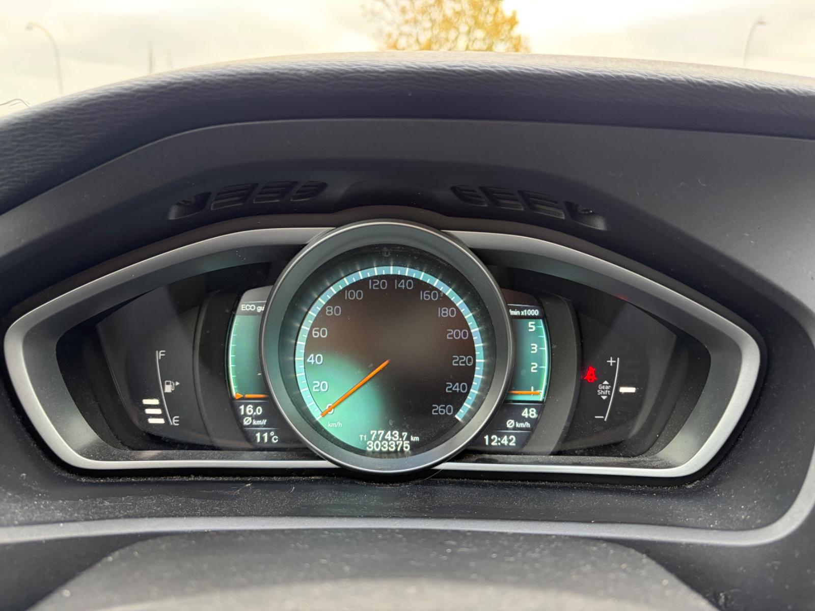Volvo V40 Cross Country 2015 — фото 19