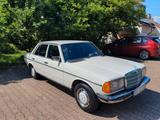 Mercedes-Benz E 230 - weiße Mercedes-Benz E 230