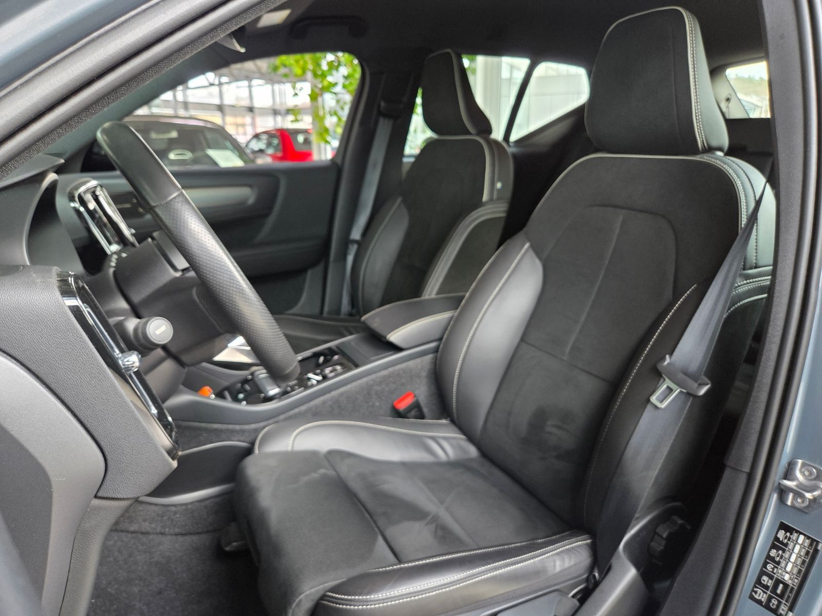 Fahrzeugabbildung Volvo XC40 R Design 2WD AHK LED H/K NAV RFK SHZ 19"