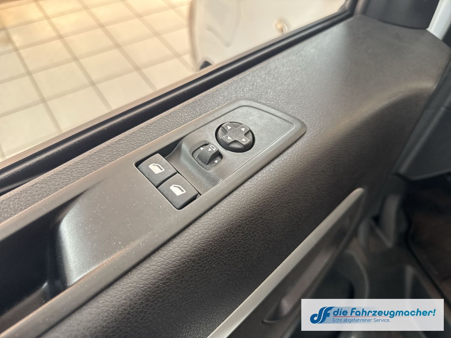 Fahrzeugabbildung Opel Vivaro Kasten -e Elegance L Navi Apple CarPlay A