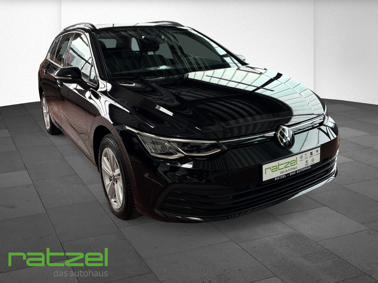 Fahrzeugabbildung Volkswagen Golf Variant VIII 1.0 eTSI Life Navi Digitales C