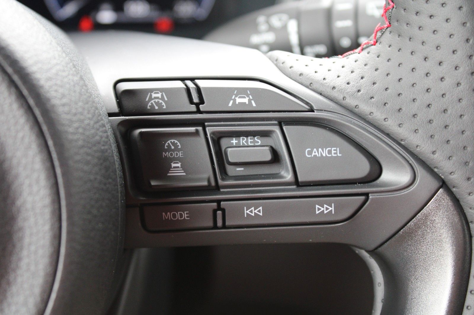 Fahrzeugabbildung Toyota Yaris Cross Hybrid GR Sport + PREMIUM-Paket
