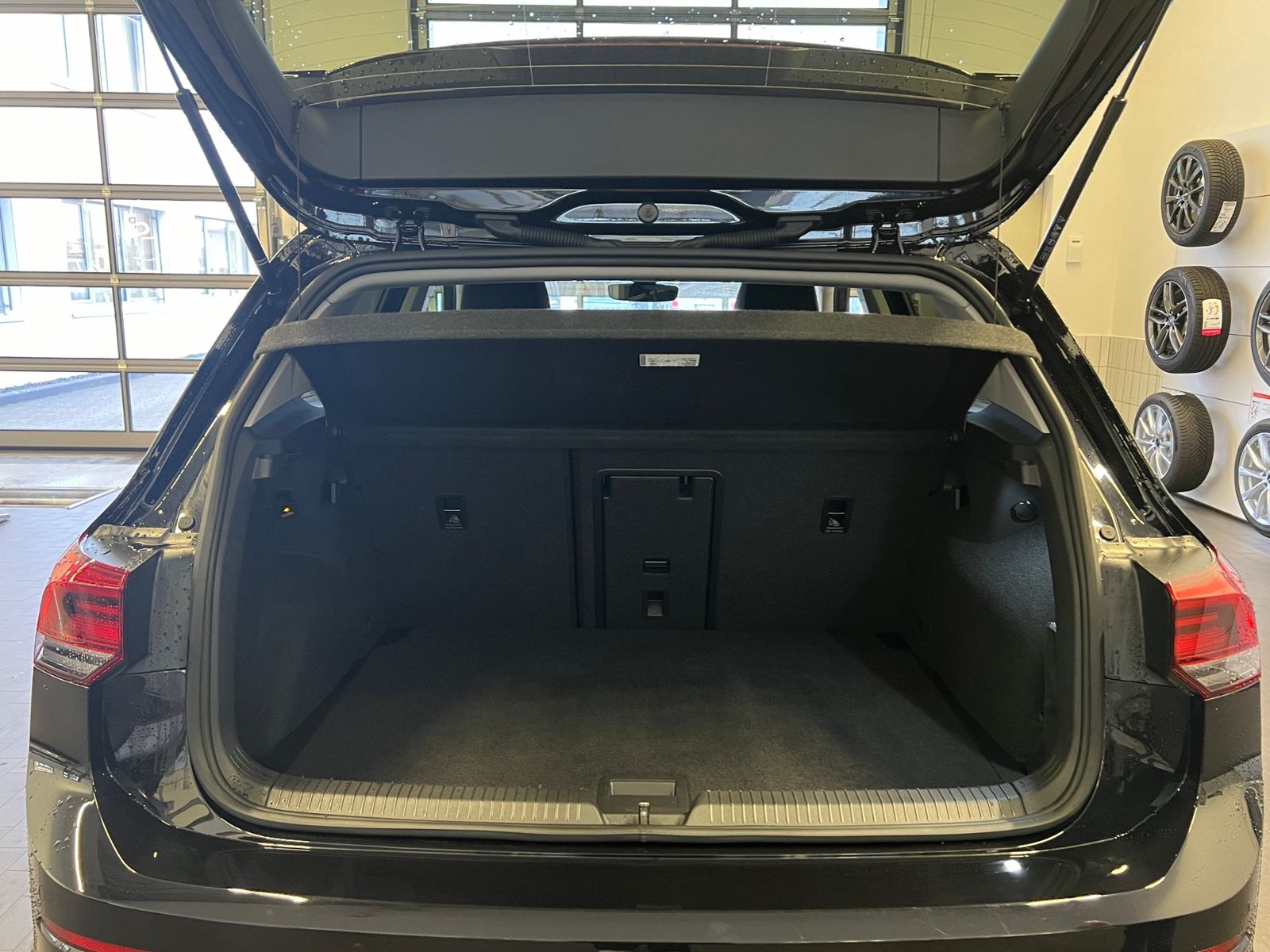 Fahrzeugabbildung Volkswagen Golf VIII MOVE 1.5 eTSI DSG *AHK, LED, App-Connn