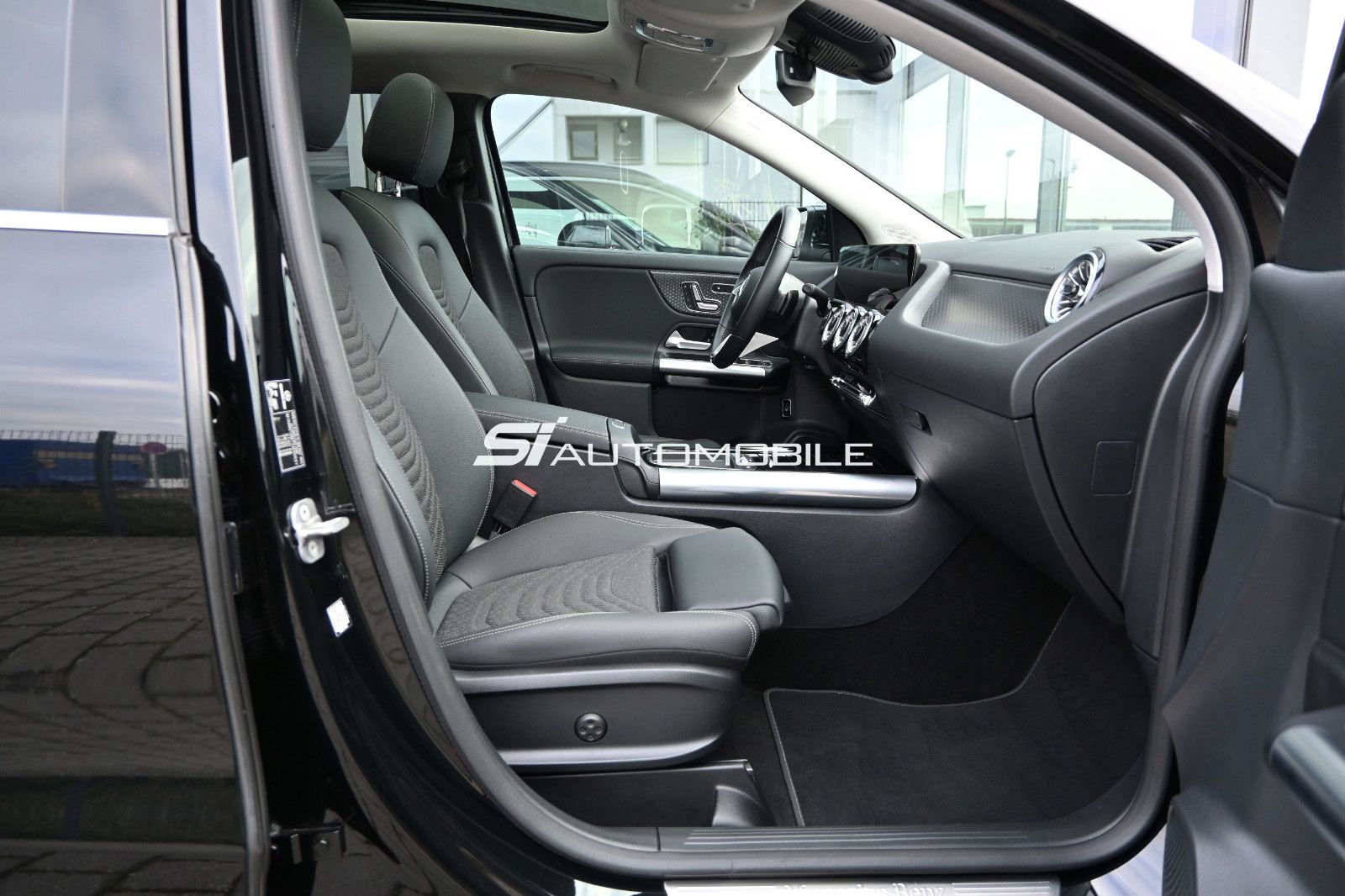 Fahrzeugabbildung Mercedes-Benz GLA 180 d DCT Progressive °ACC°PANO°MEMO°KEYLESS