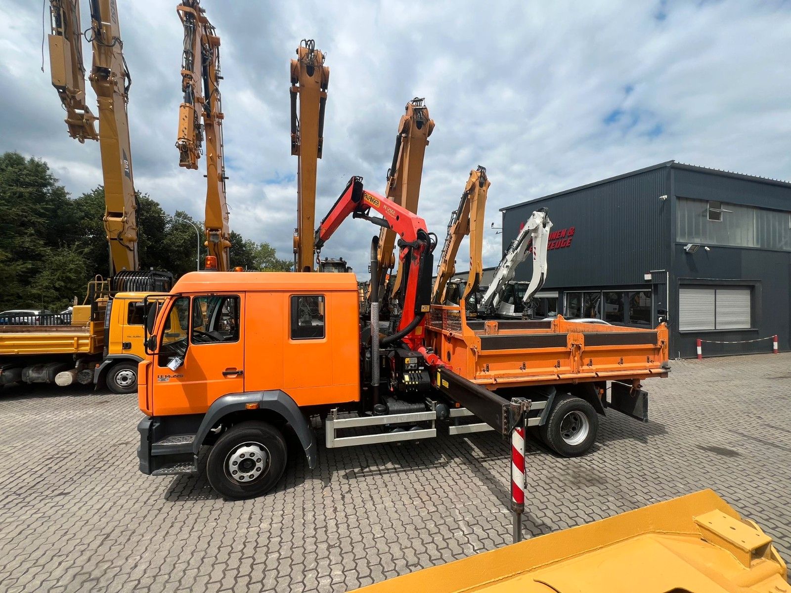 Fahrzeugabbildung MAN LE 14.220/Palfinger PK 12502/3.Seitenkipper/Doka