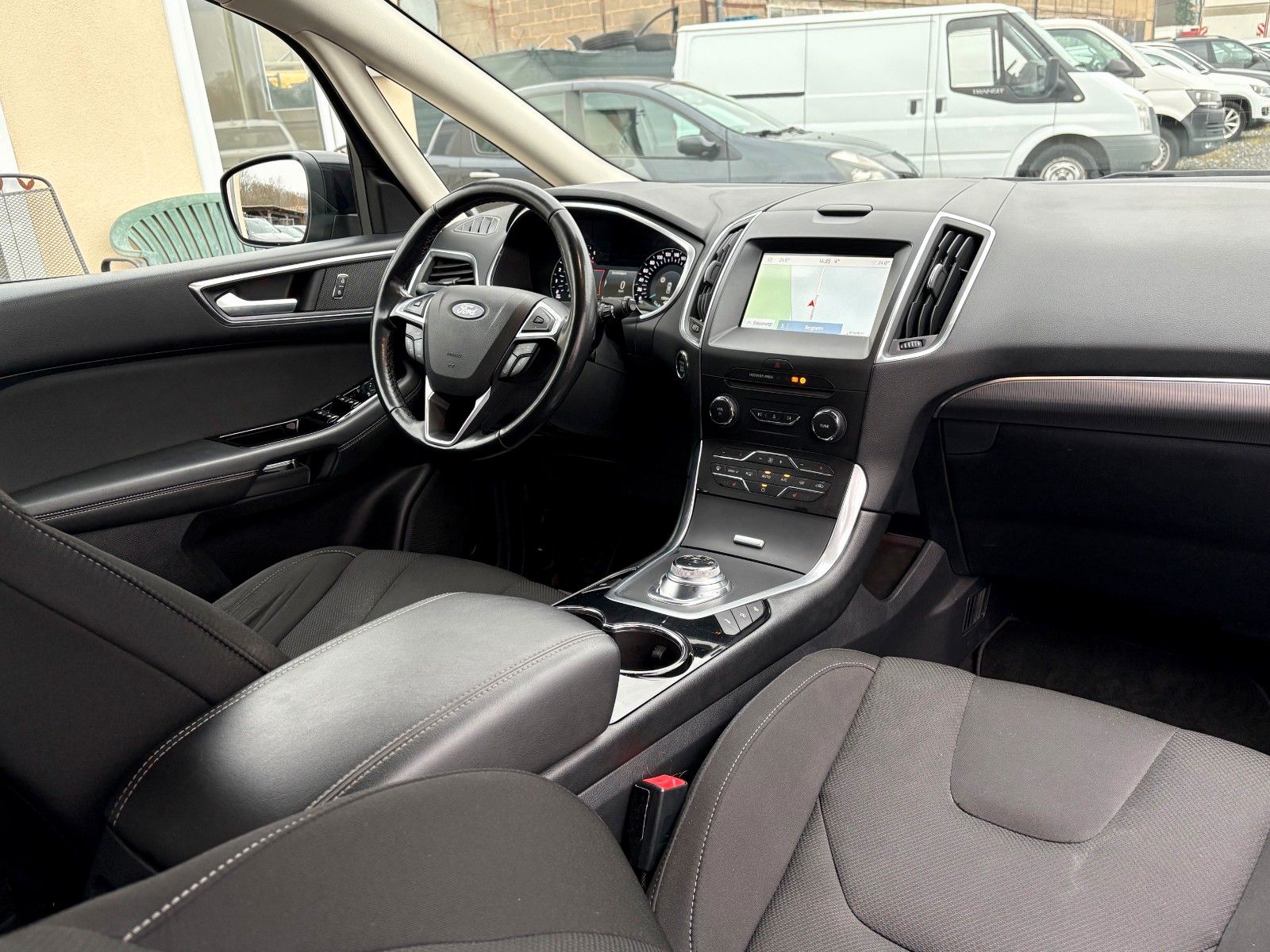 Fahrzeugabbildung Ford S-MAX 2.0 TITANIUM Aut. Navi LED 7-SITZER SPORTS