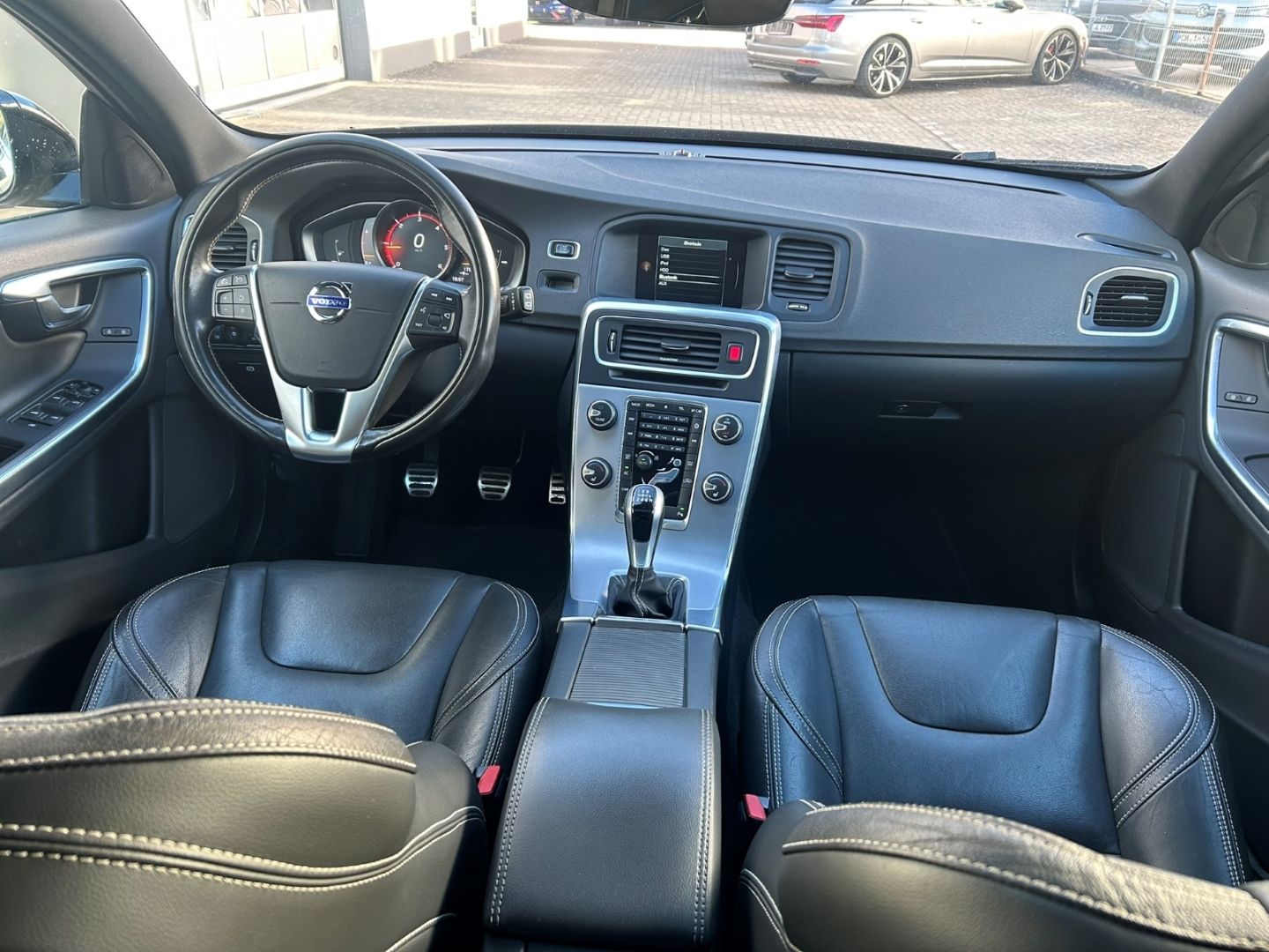 Fahrzeugabbildung Volvo V60 D3 Linje Svart Pano Leder digital SHZ H&R Ka
