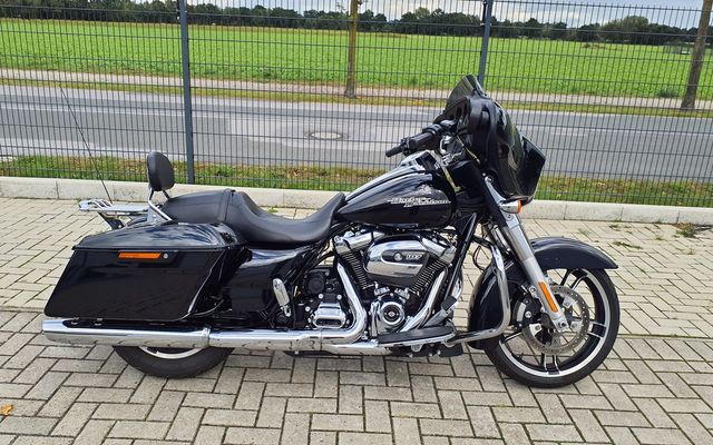 Harley-Davidson FLHX STREET GLIDE 1745 107 + HELM