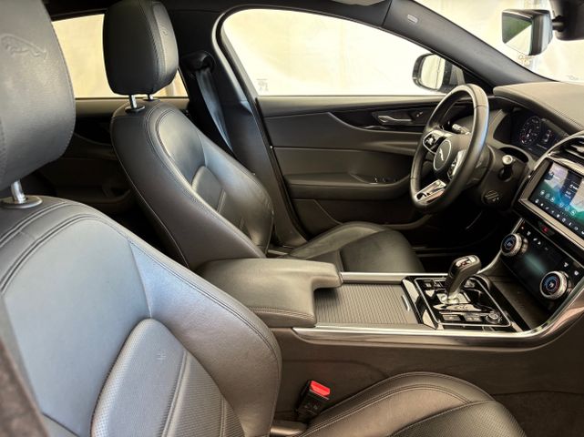 Fahrzeugabbildung Jaguar XE D180 Black+1.Hand+Leder+360°+ACC+Schiebedach