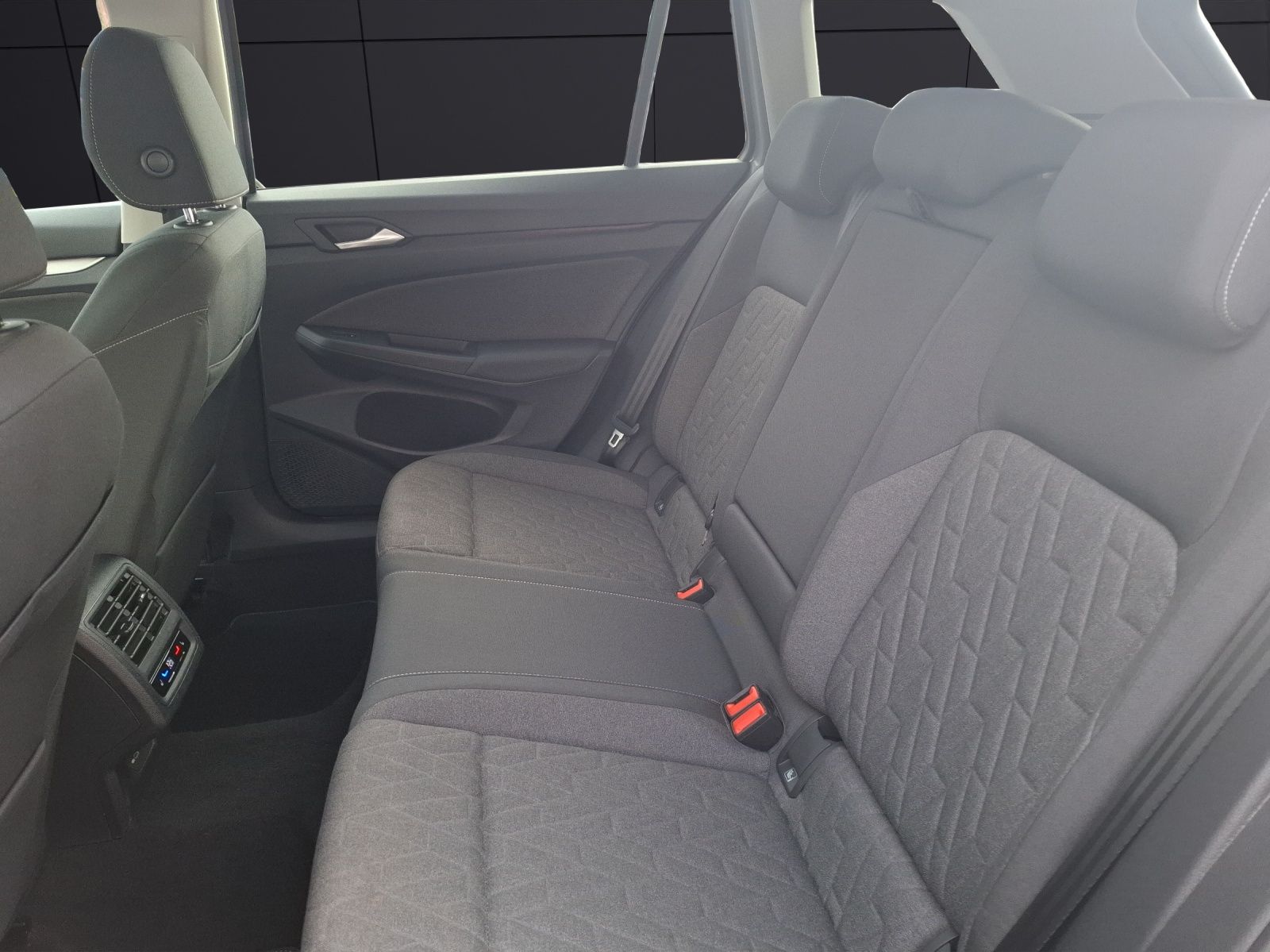 Fahrzeugabbildung Volkswagen Golf VIII Variant TSI Life STH LED Navi ACC HUD