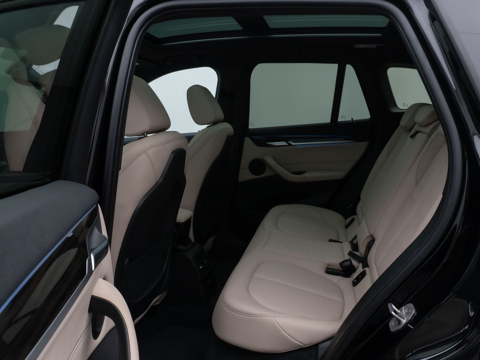 Fahrzeugabbildung BMW X1 xD25e MSport Panorama Kamera HUD DAB HiFi AHK