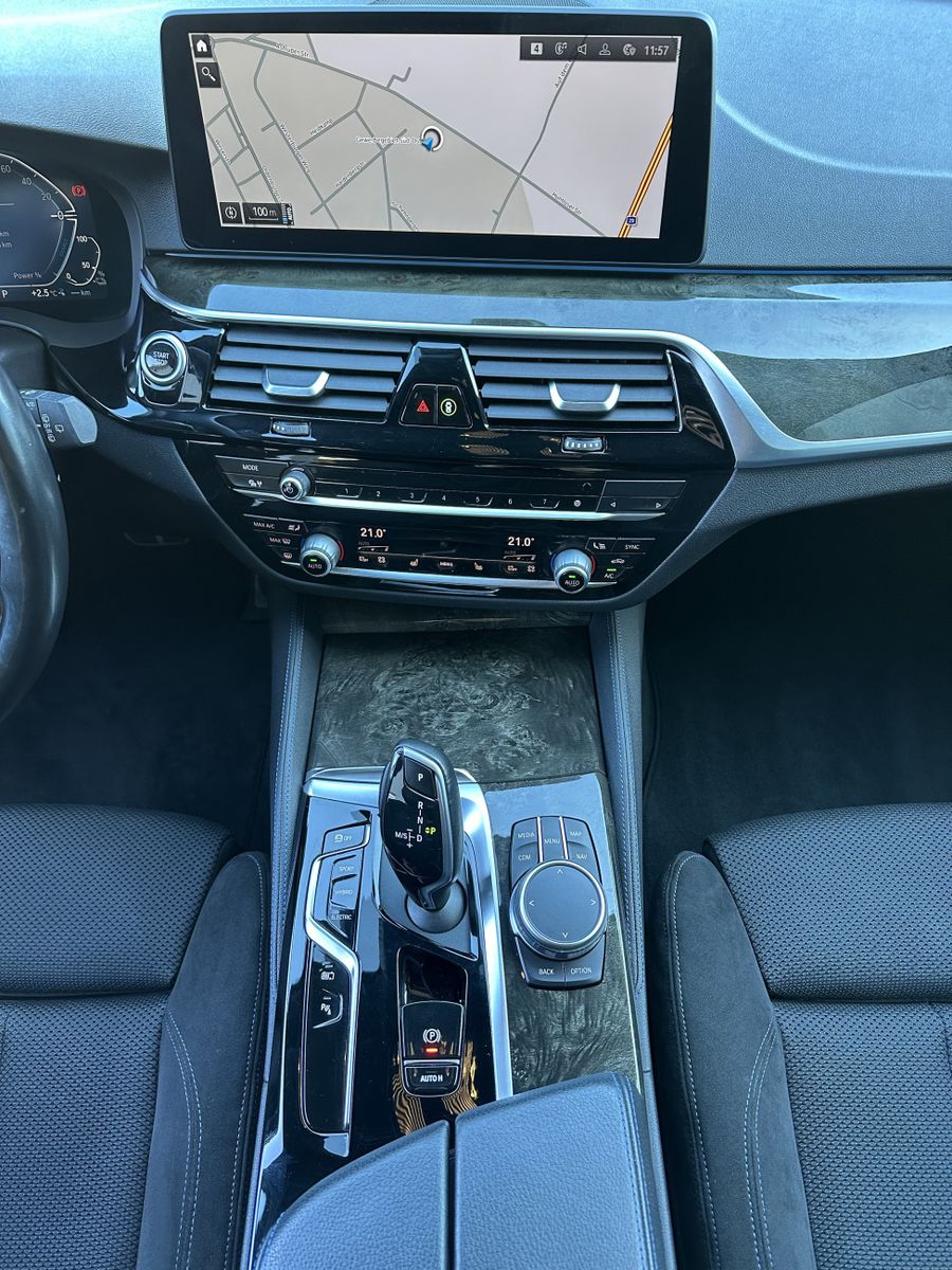 Fahrzeugabbildung BMW 530e Touring xDrive M-Sport NAV+LED+AHK+ACC+H&K