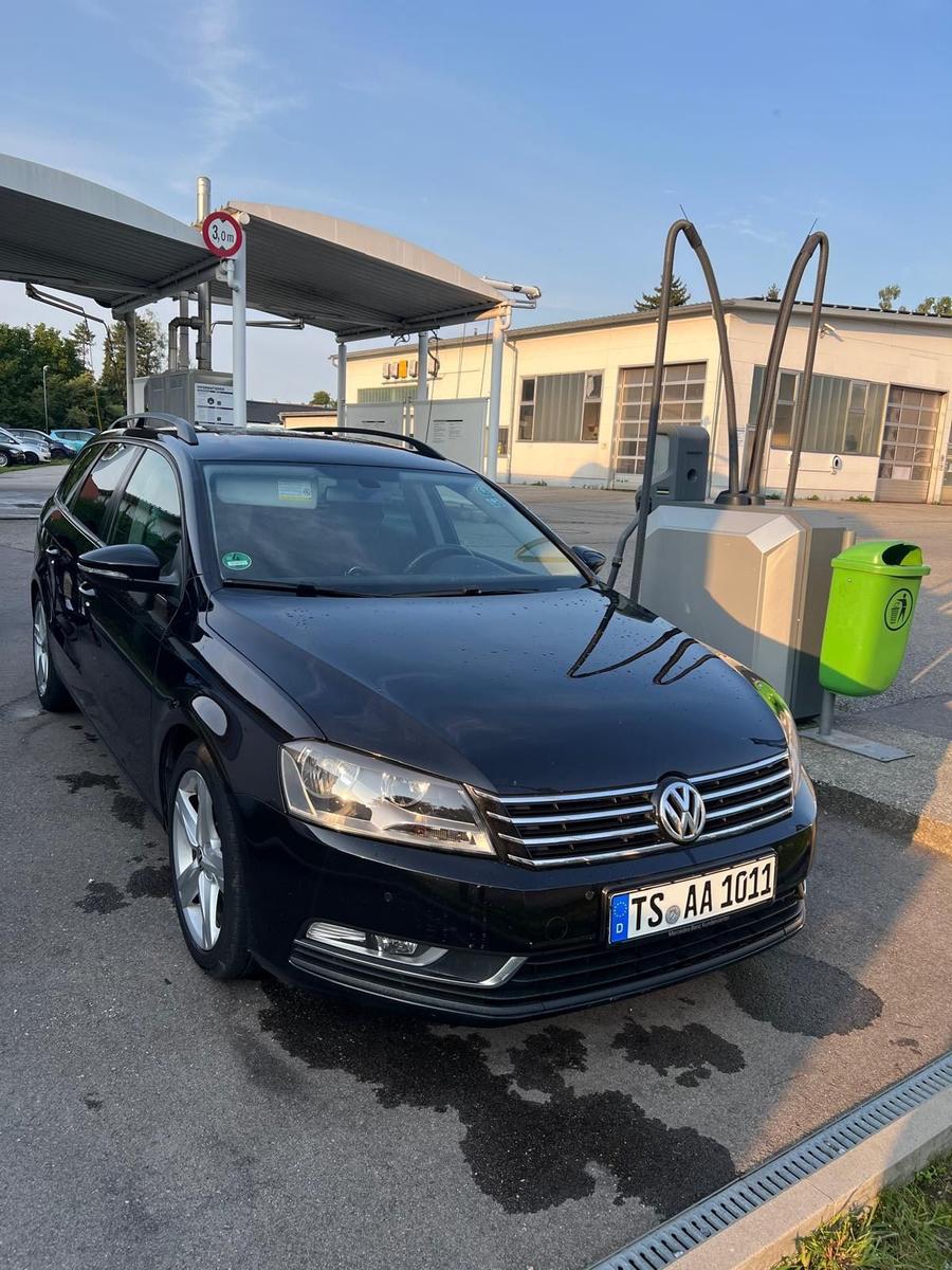 Volkswagen Passat 2011 — rear view