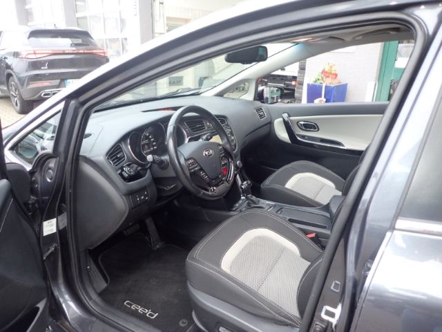 Fahrzeugabbildung Kia Ceed Spirit El. Panodach Navi Xenon Kurvenlicht