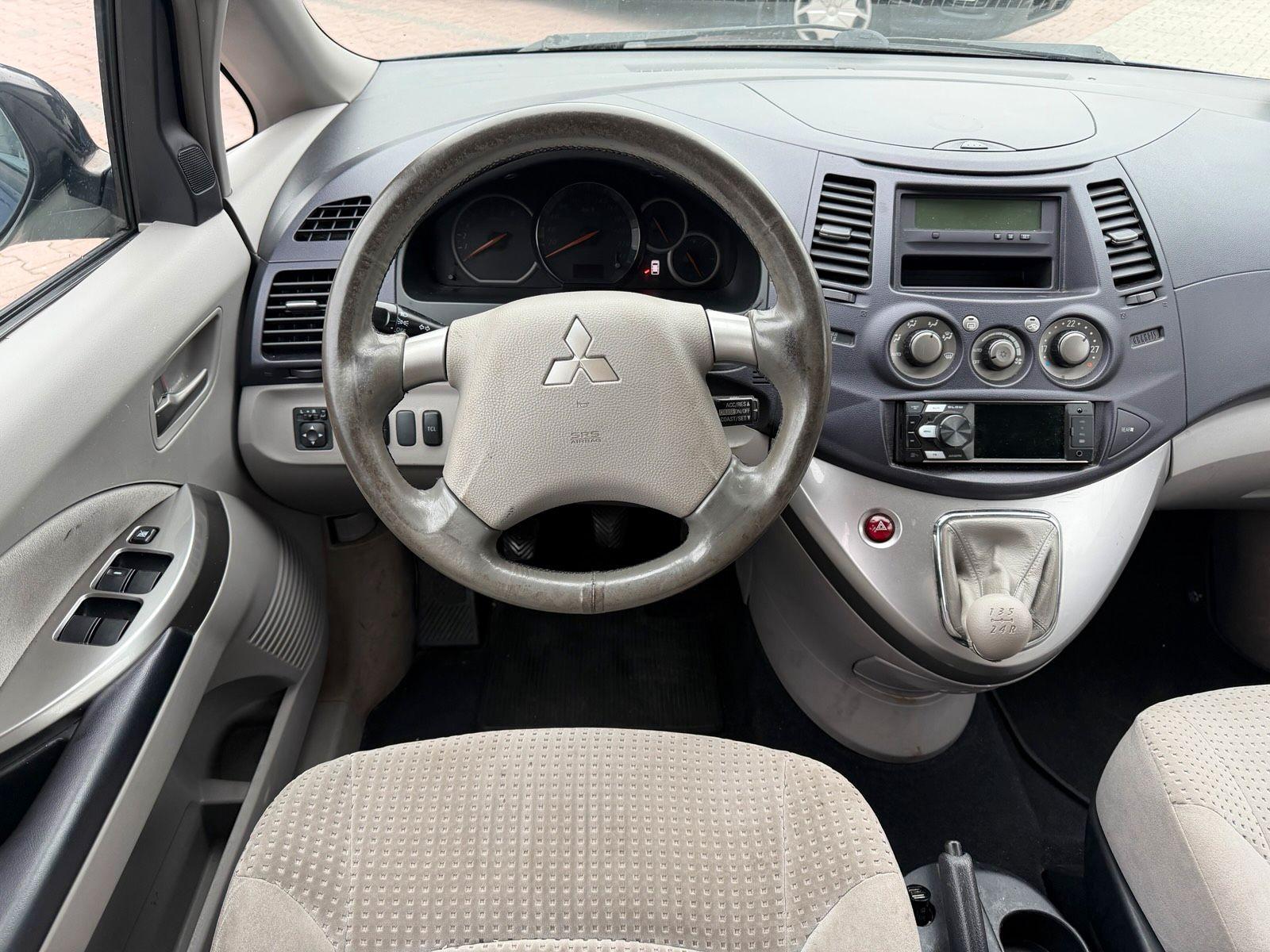 Mitsubishi Grandis 2004 — photo 14