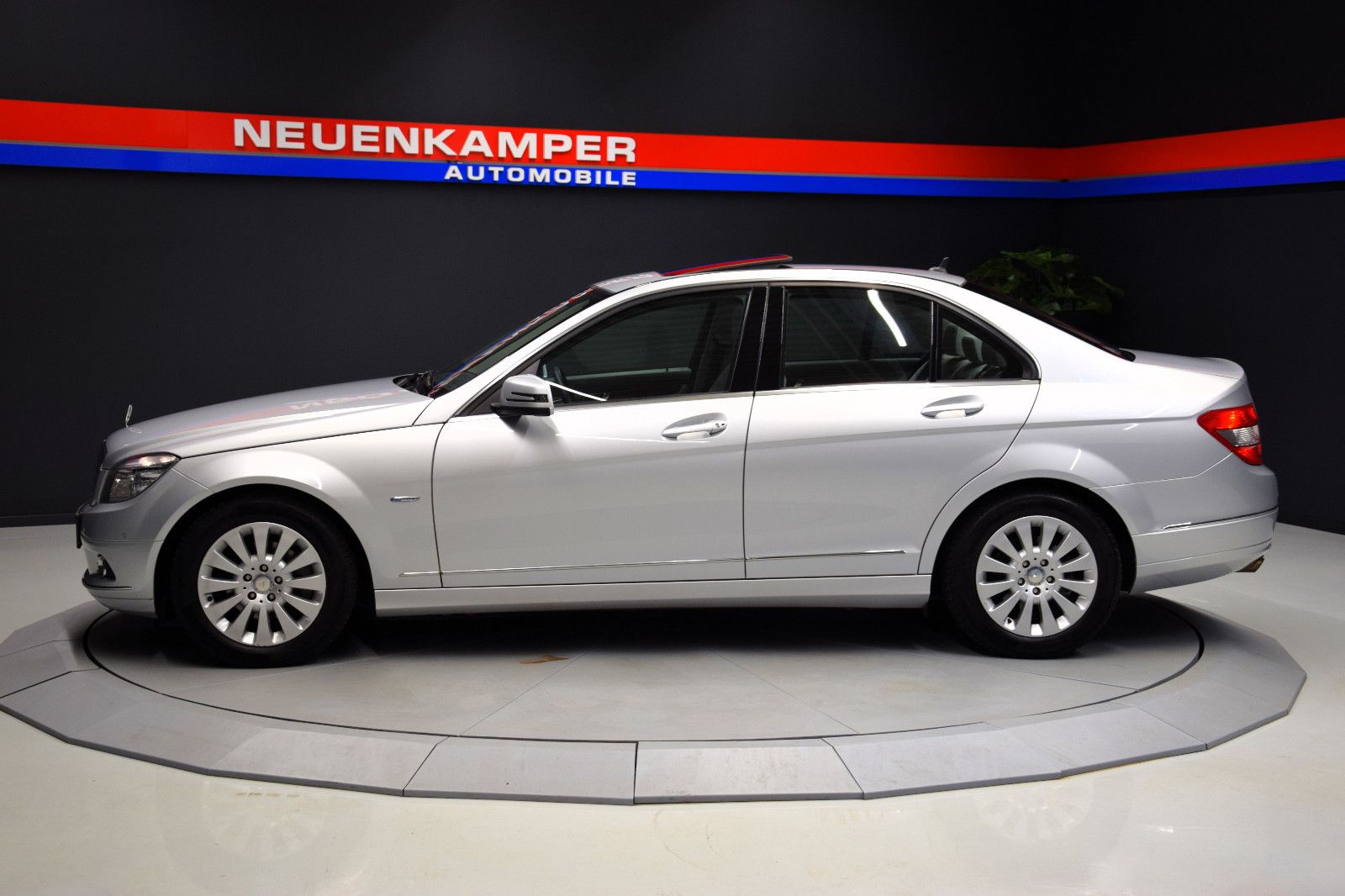 Fahrzeugabbildung Mercedes-Benz C 180 CGI Elegance Limousine Automatik 1. Hand