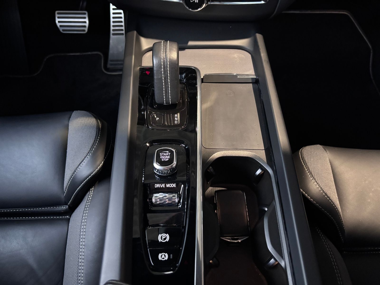 Fahrzeugabbildung Volvo XC60 R Design PANO LED NAVI ALU