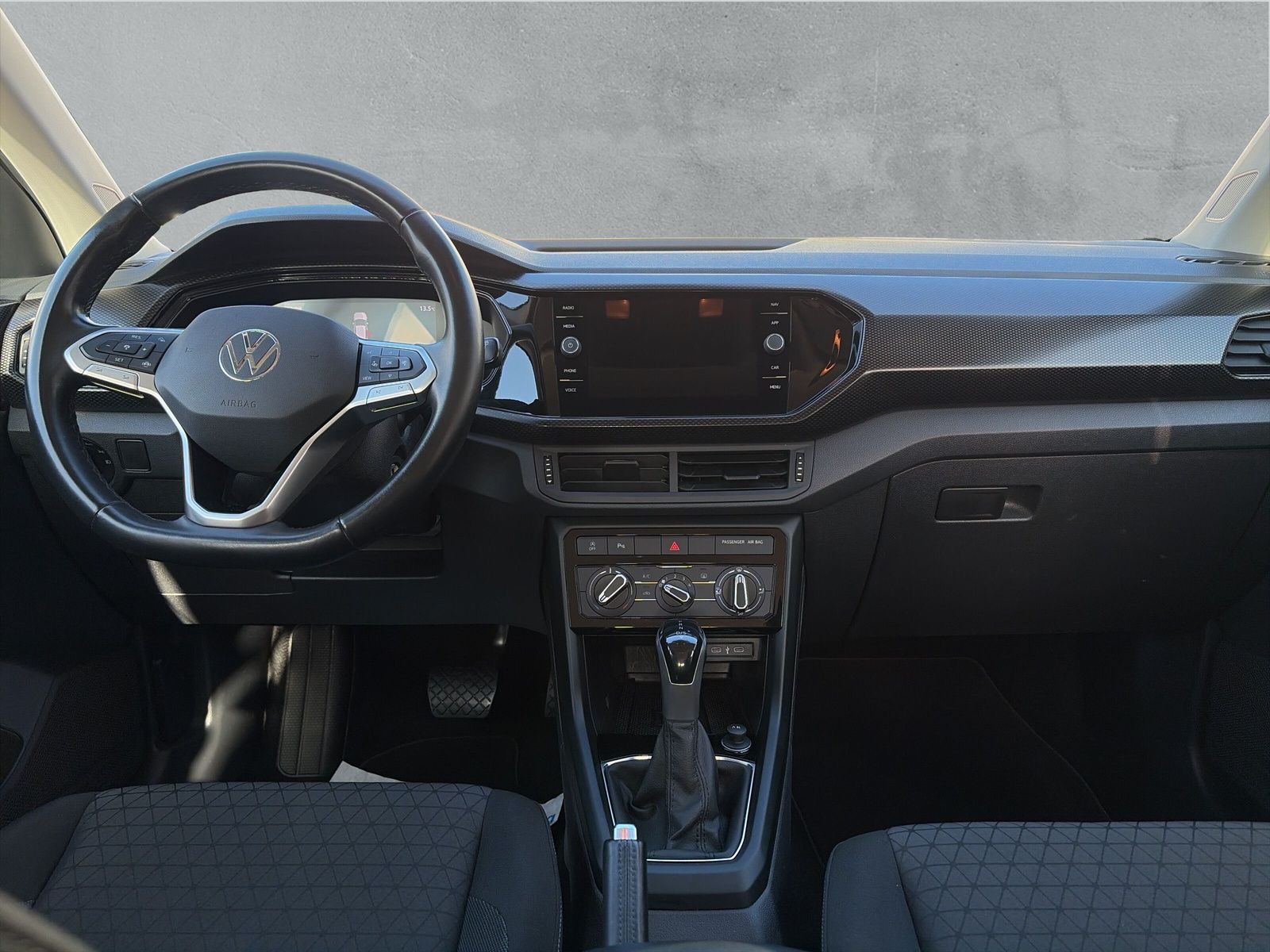 Fahrzeugabbildung Volkswagen T-Cross 1.0 TSI Life ACC AppConnect LED