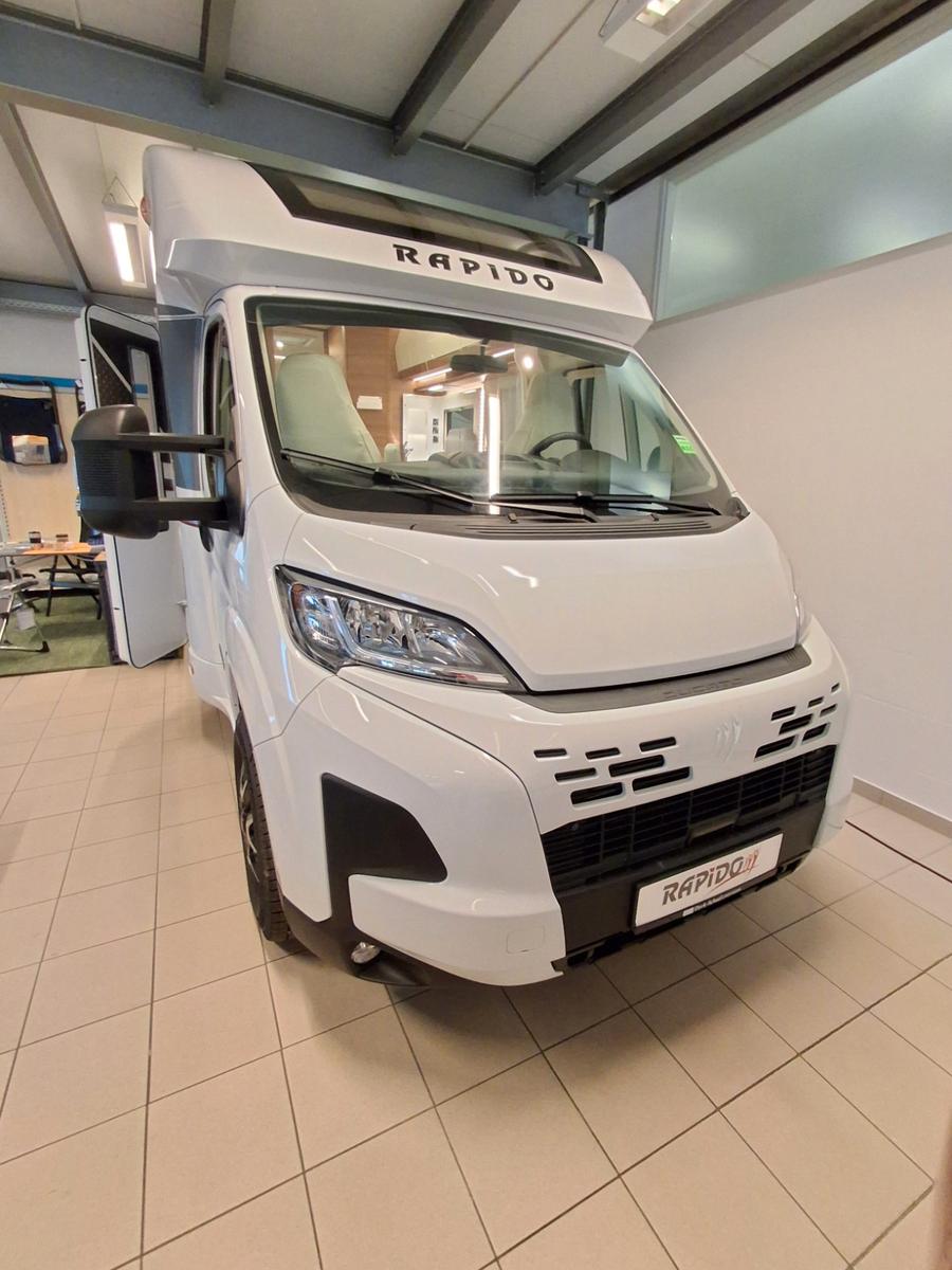 Rapido 696 F | Queensbett und Face-to-Face Sitzgruppe