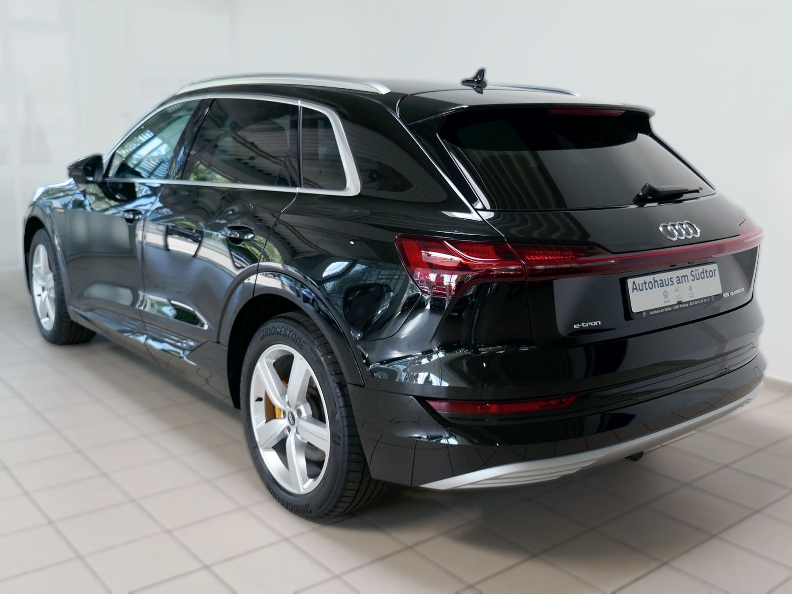Fahrzeugabbildung Audi e-tron advanced 55 quattro 300kW | LED RFK CCS