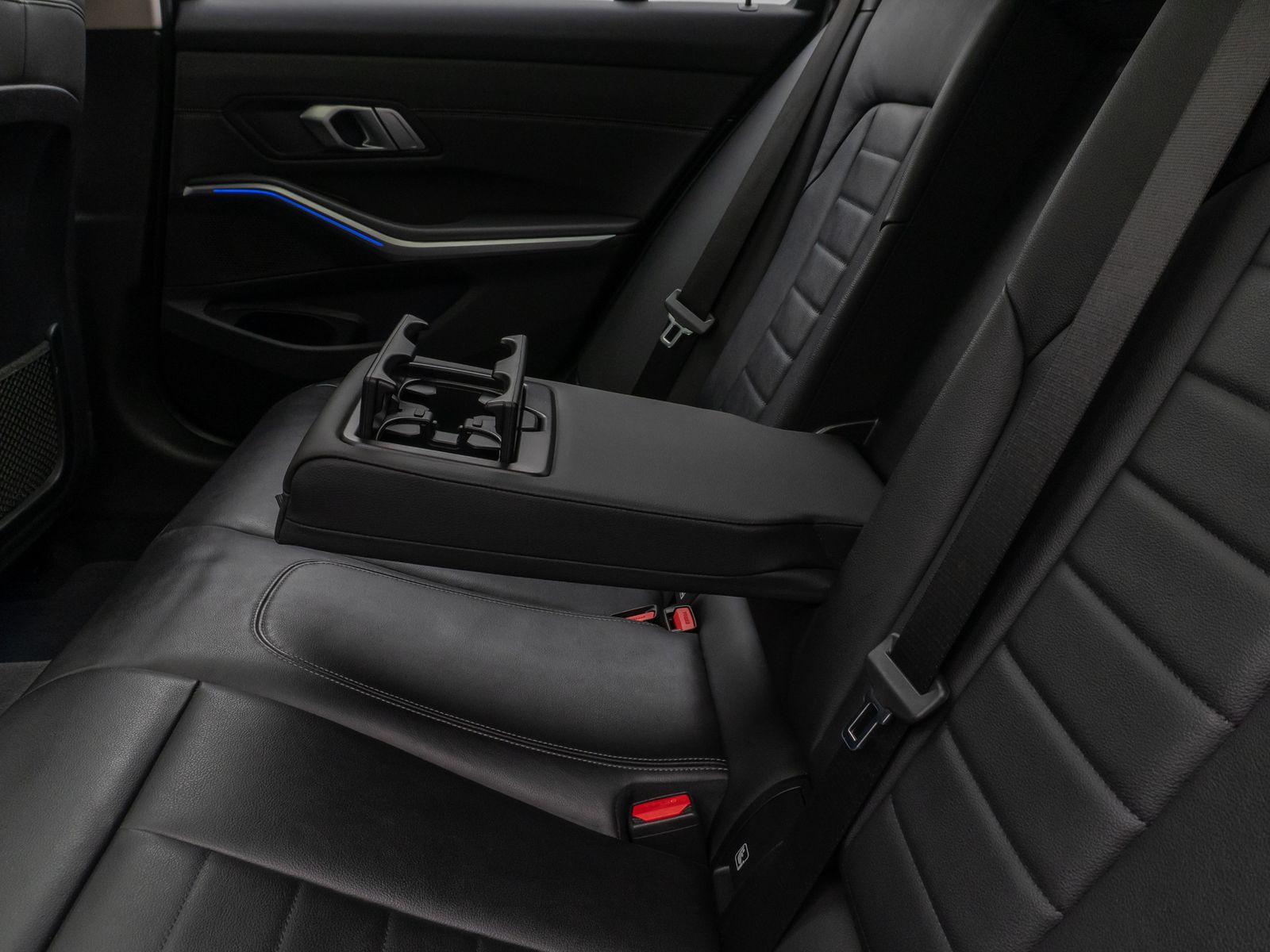 Fahrzeugabbildung BMW 320d  Sport Line Panorama HUD DAB Lordos LED PDC