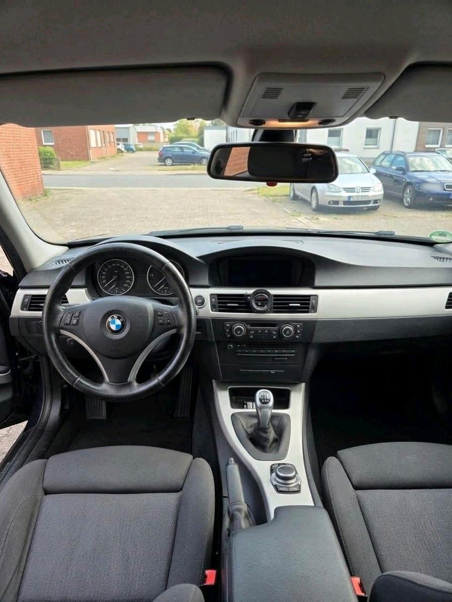 BMW 320 2010 — interior