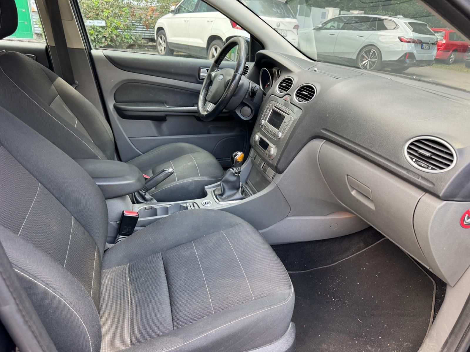 Ford Focus 2010 — photo 8
