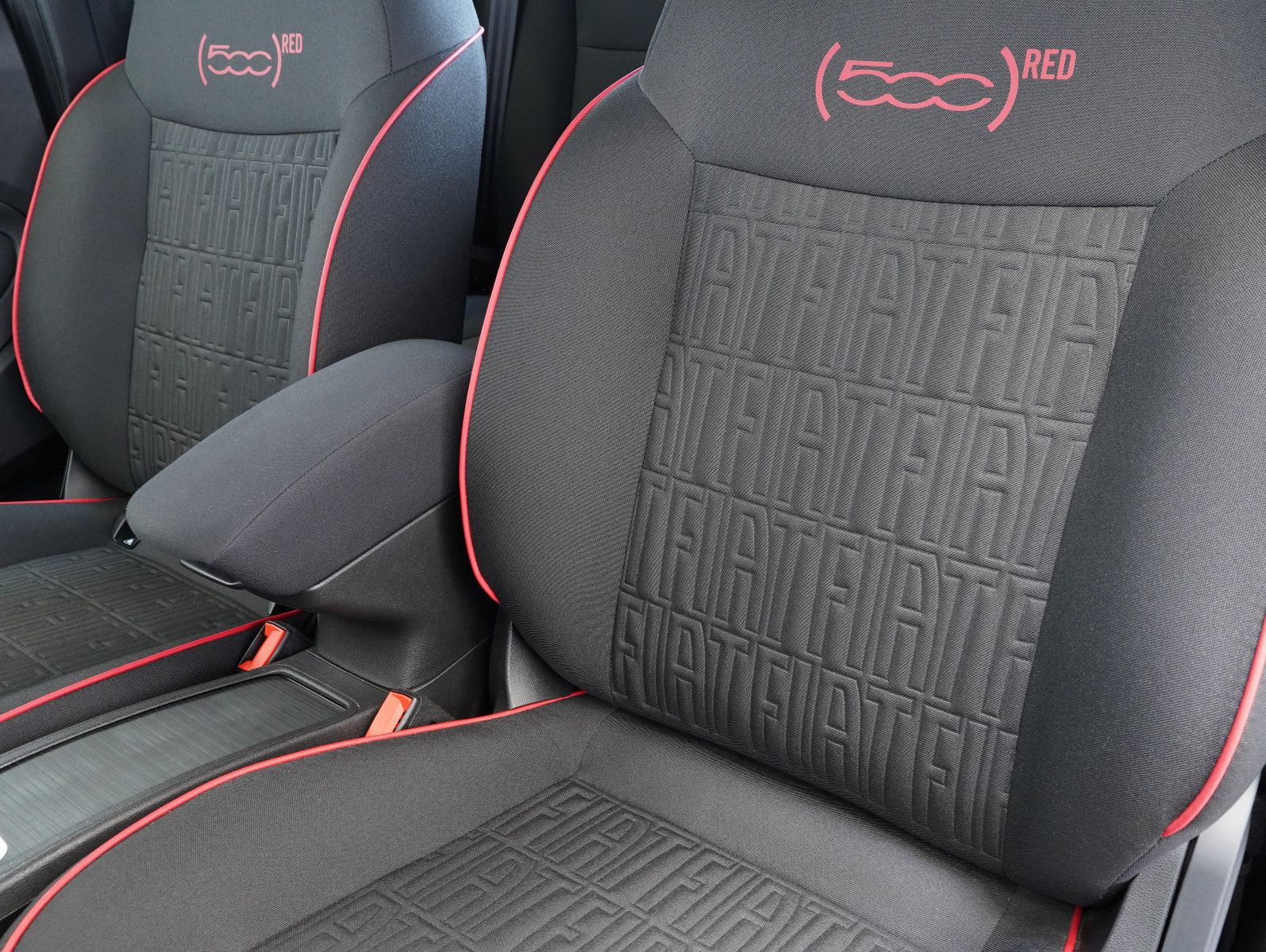 Fahrzeugabbildung Fiat 500e Red 70KW/23,8kWh/DC-LADEN/KAMERA