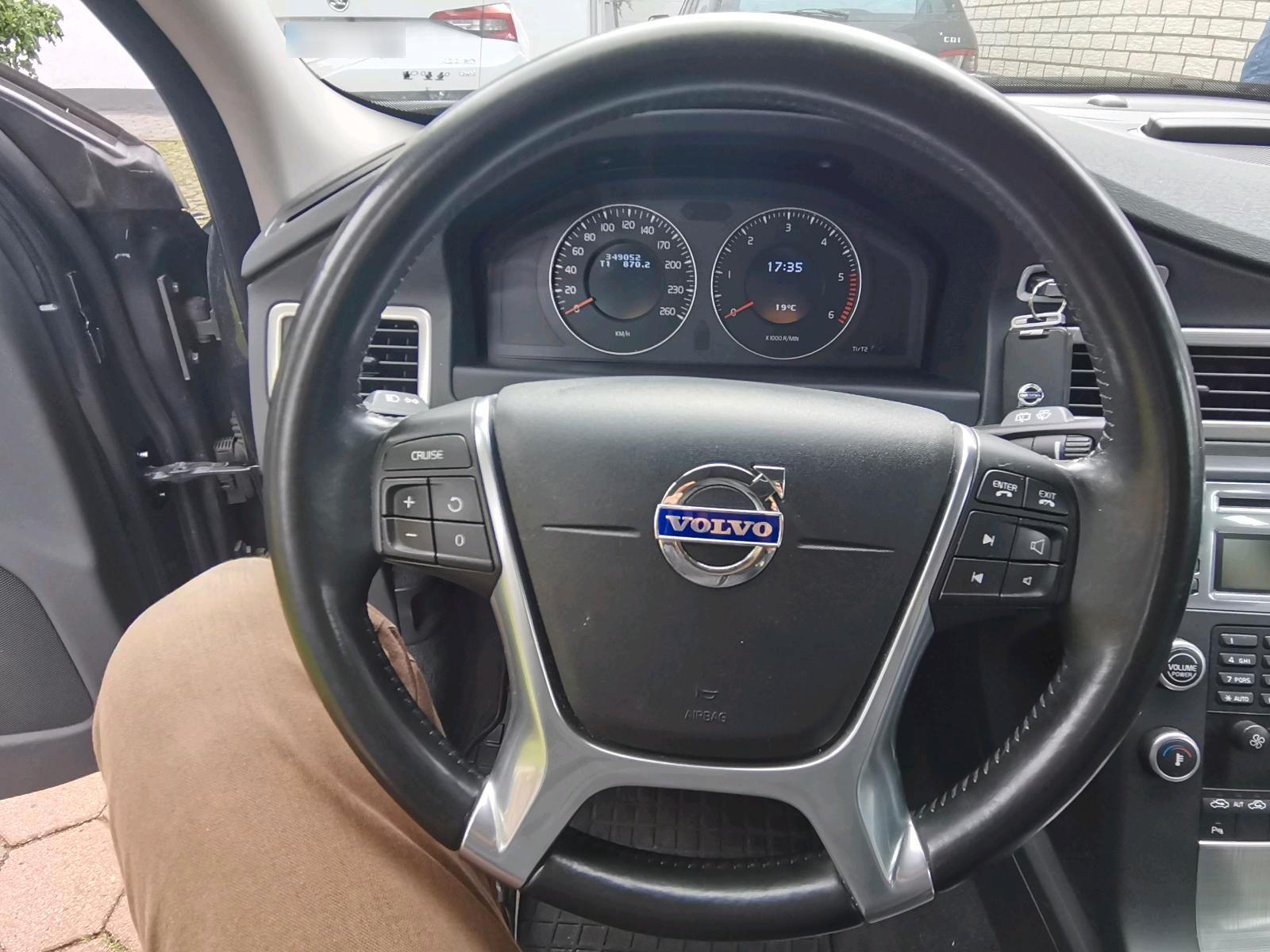 Volvo V70 2010 — photo 14