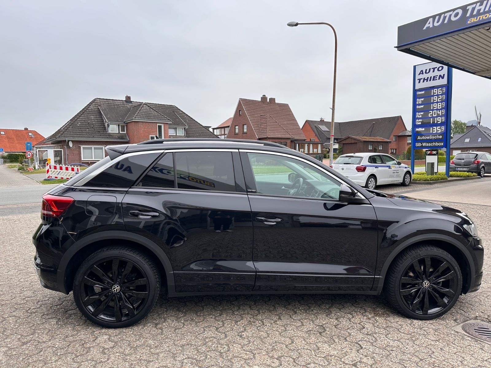 Fahrzeugabbildung Volkswagen T-Roc R Line 2.0 TDI DSG AHK/Beats/Navi/App/19"