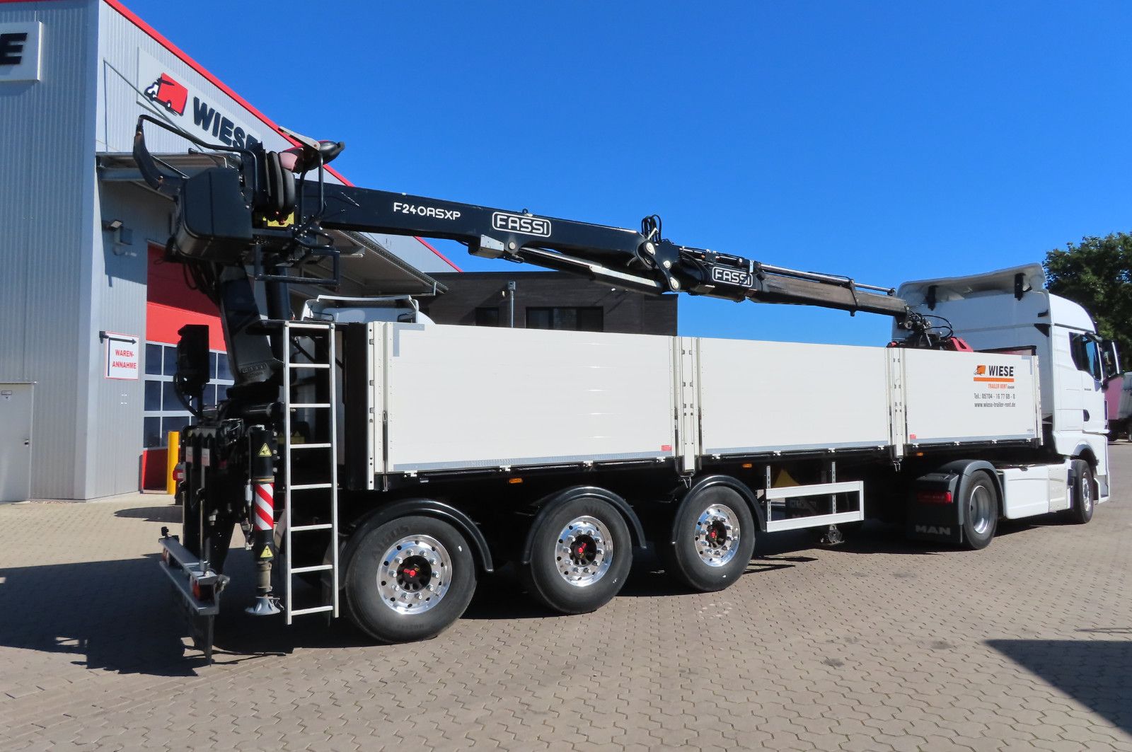Fahrzeugabbildung Andere Wiese Baustoffauflieger - Heckkran Kran Fassi