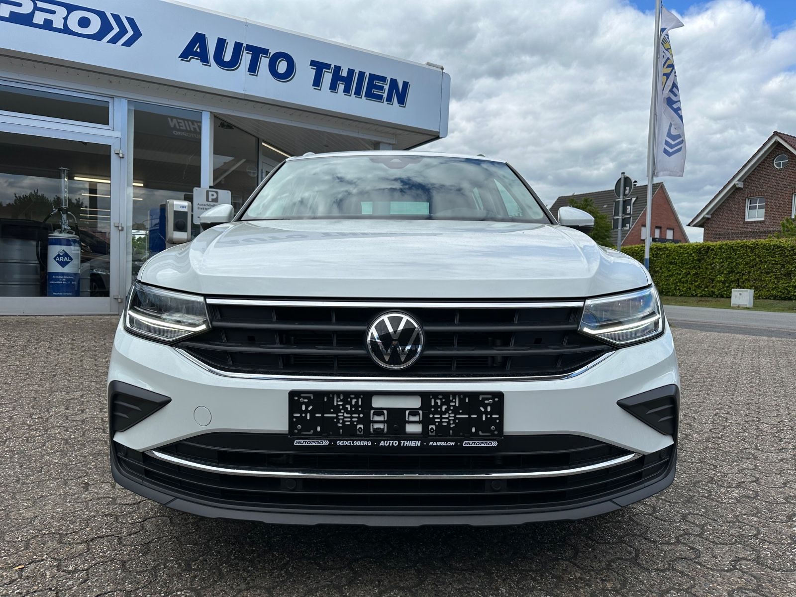 Fahrzeugabbildung Volkswagen Tiguan 2.0 TDI Active AHK/Navi/LED/SHZG/ACC