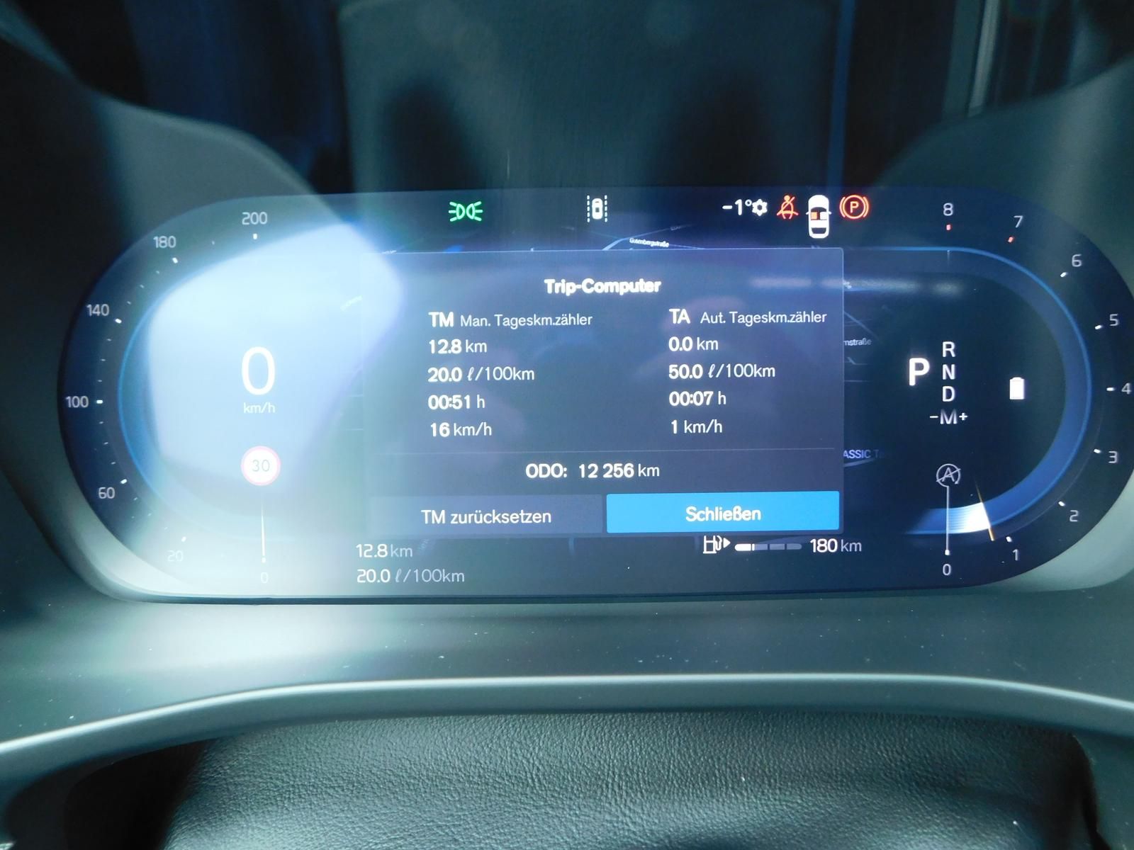 Fahrzeugabbildung Volvo XC40 B3 Ultra Black Editon "Glasdach,360°Cam"