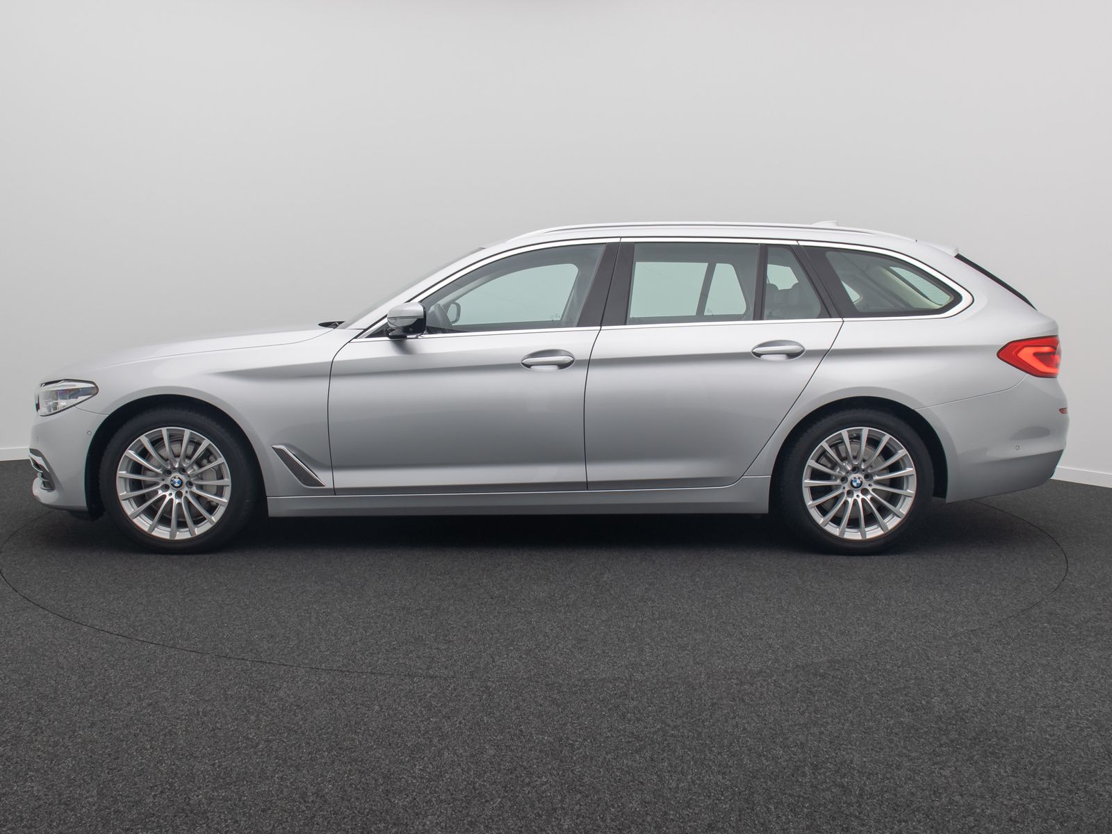 Fahrzeugabbildung BMW 530d xD LuxuryLine Panoram 360&deg;HUD HiFi DisplKey