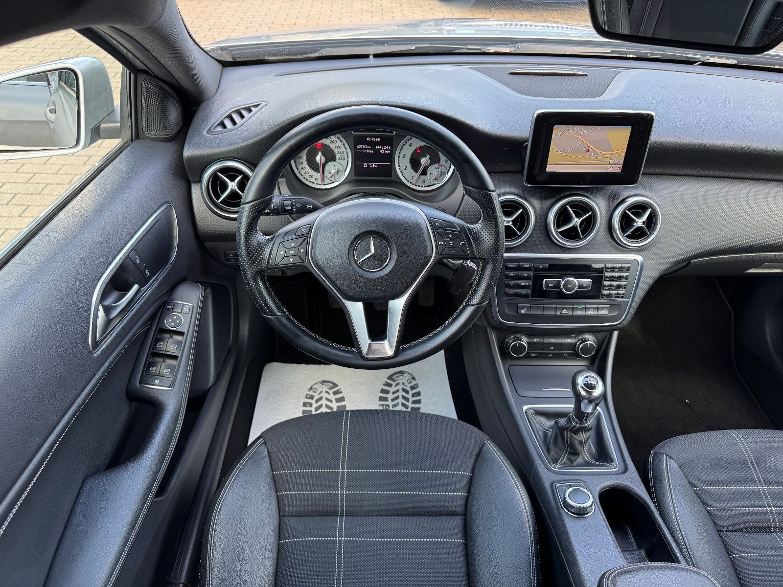 MERCEDES-BENZ A 180, 2012, Benzin, 122 PS