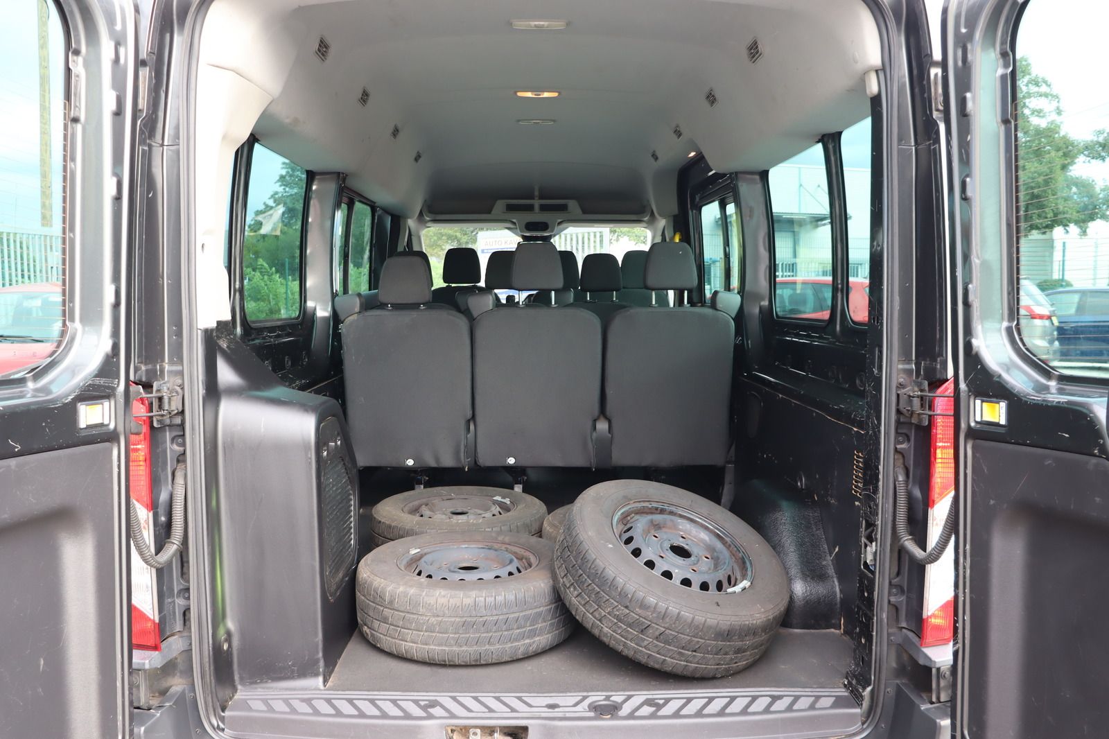 Fahrzeugabbildung Ford Transit 9-Sitzer * Rückfahrk. * Anhängerk.