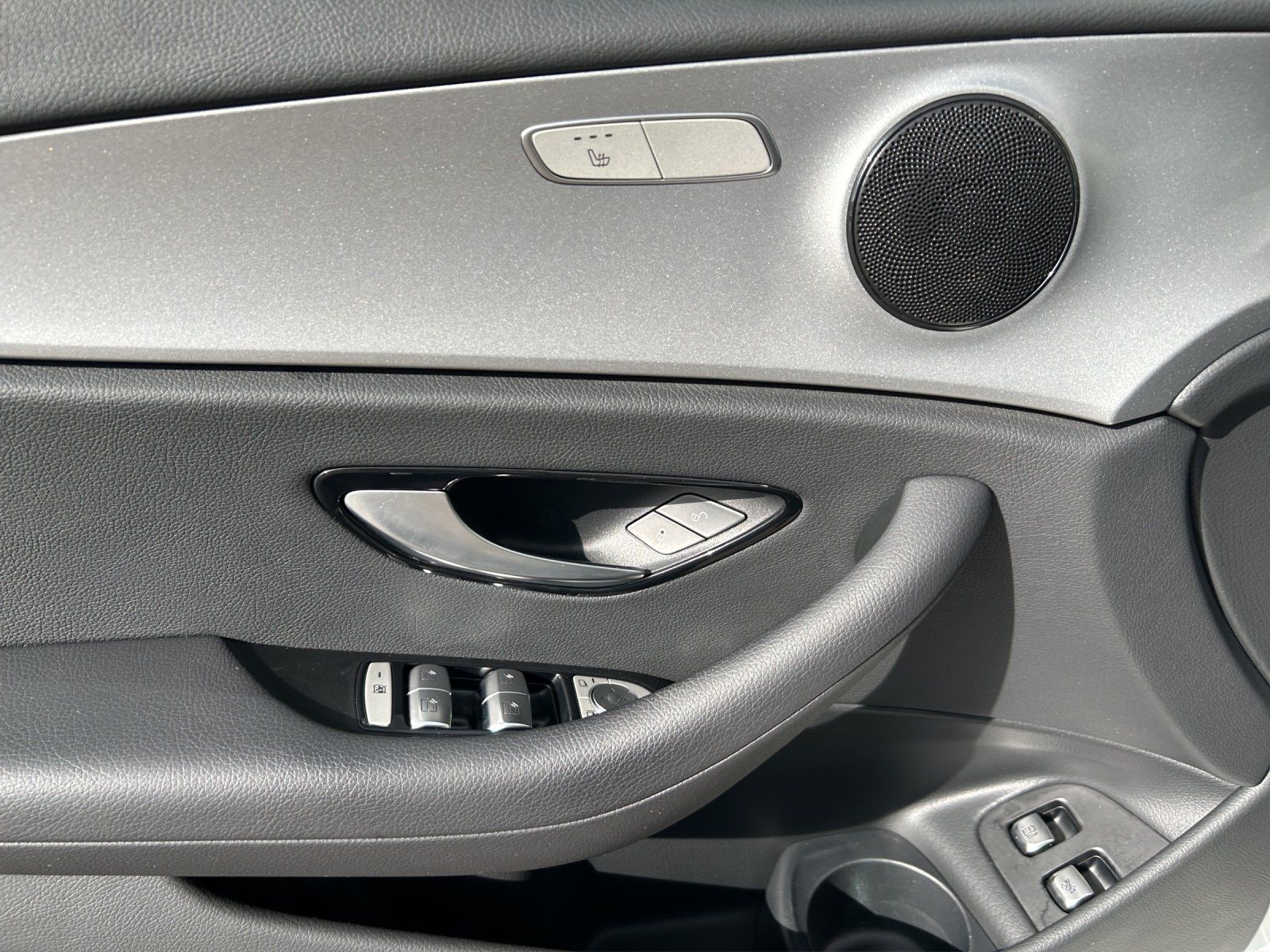 Fahrzeugabbildung Mercedes-Benz E 300e T Avantg AHK Busin DISTRO HighEndMBUX HUD