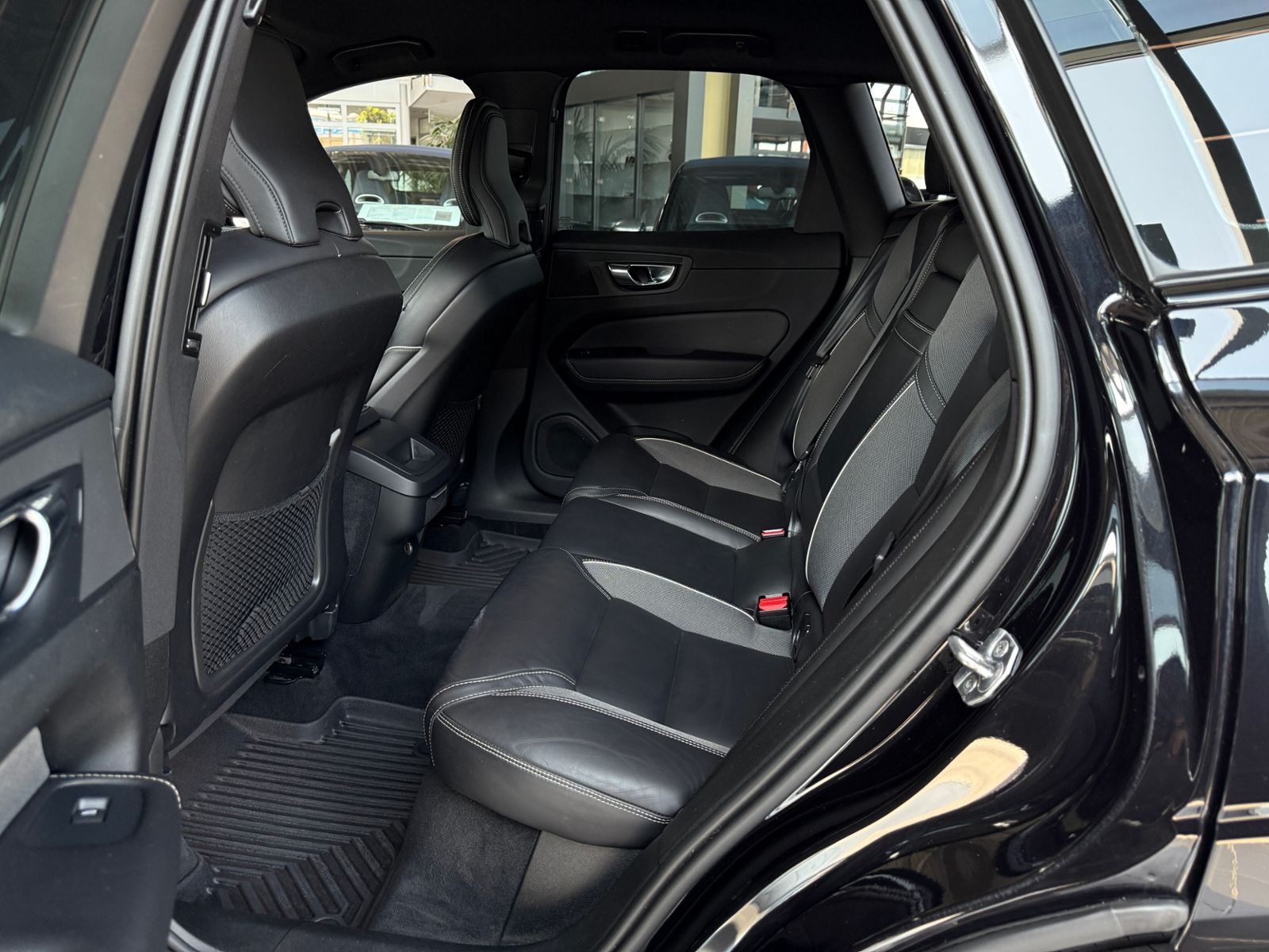 Fahrzeugabbildung Volvo XC60 R Design AWD ACC H&K 360° LED