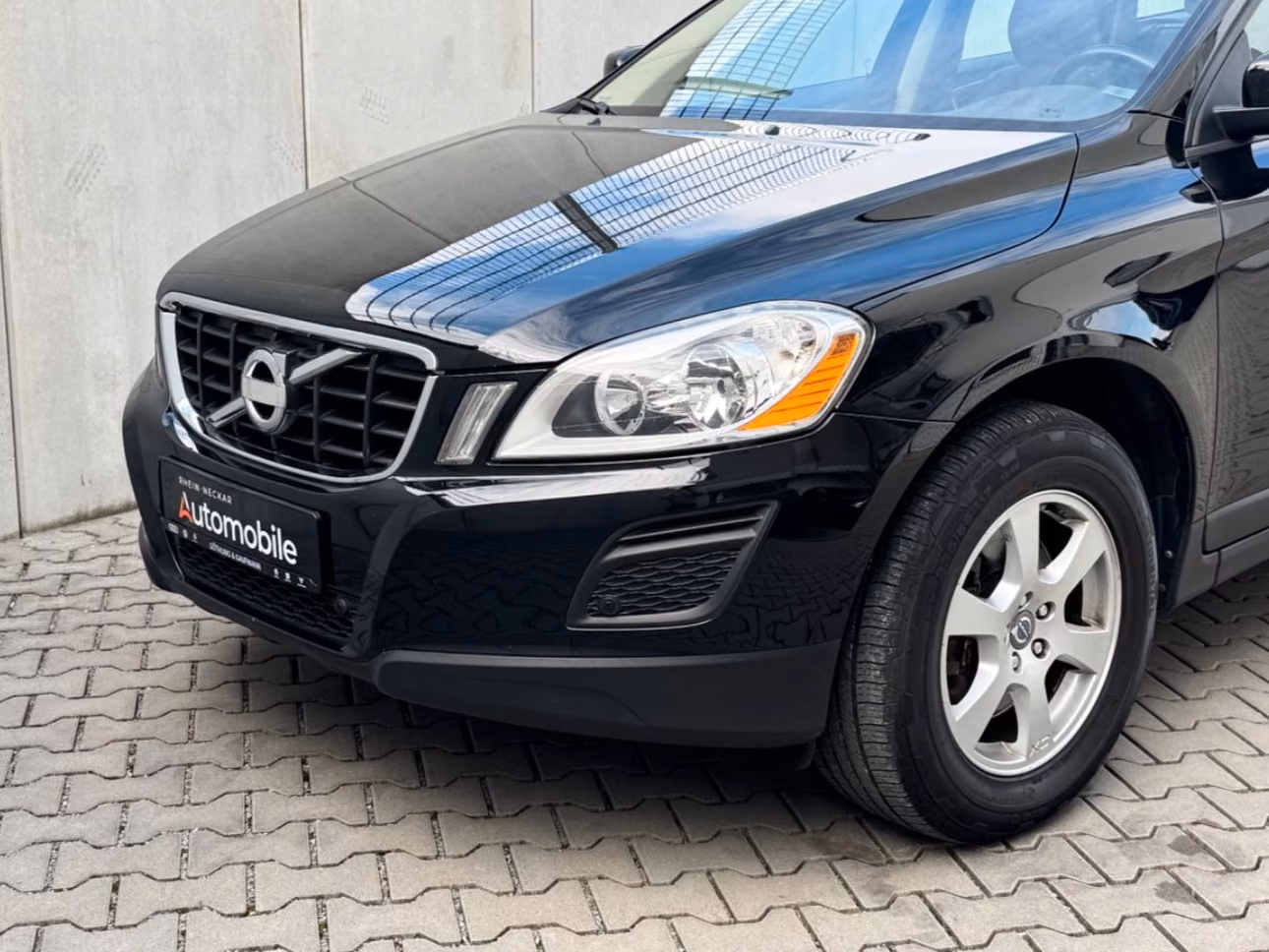 Volvo XC60 Kinetic 2.0 241 ch BVA / Toit panoramique / Cuir / GPS / Sièges chauffants