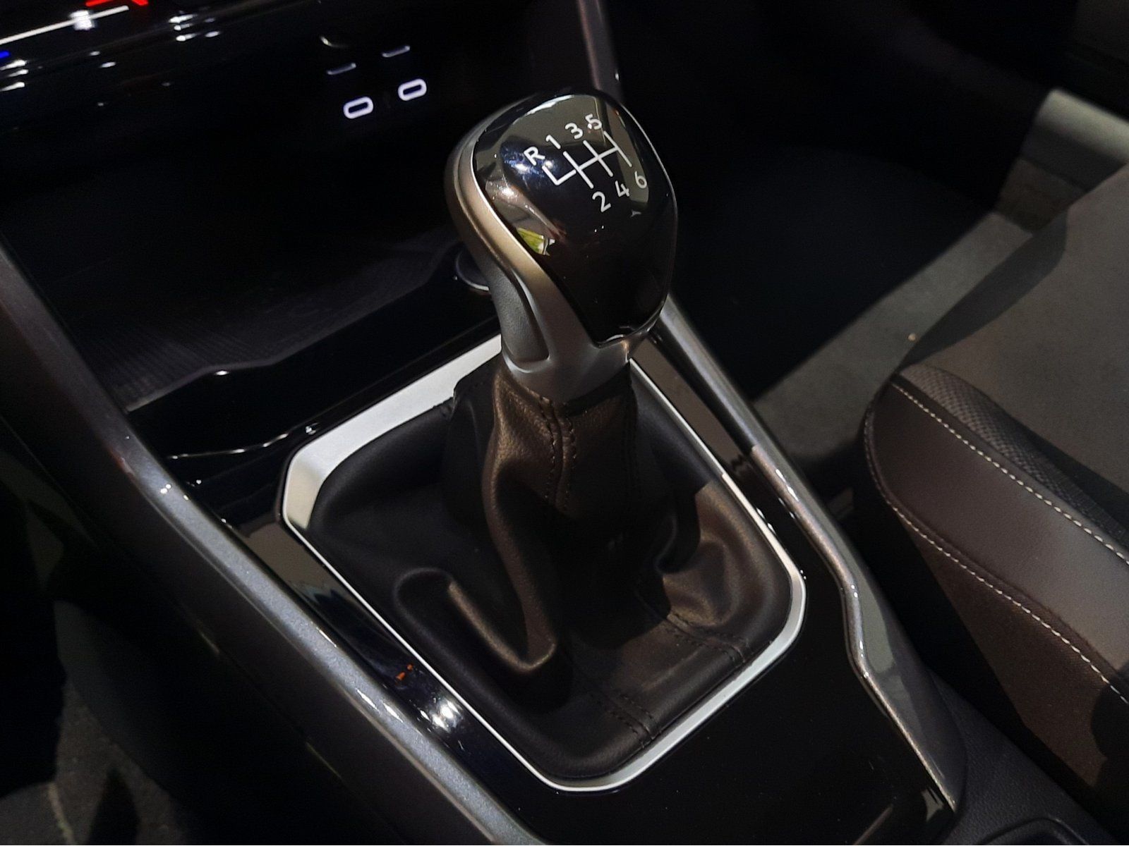 Fahrzeugabbildung Volkswagen T-Roc Style TSI *Standhzg*AHK*Cam*Navi*LED*ACC*